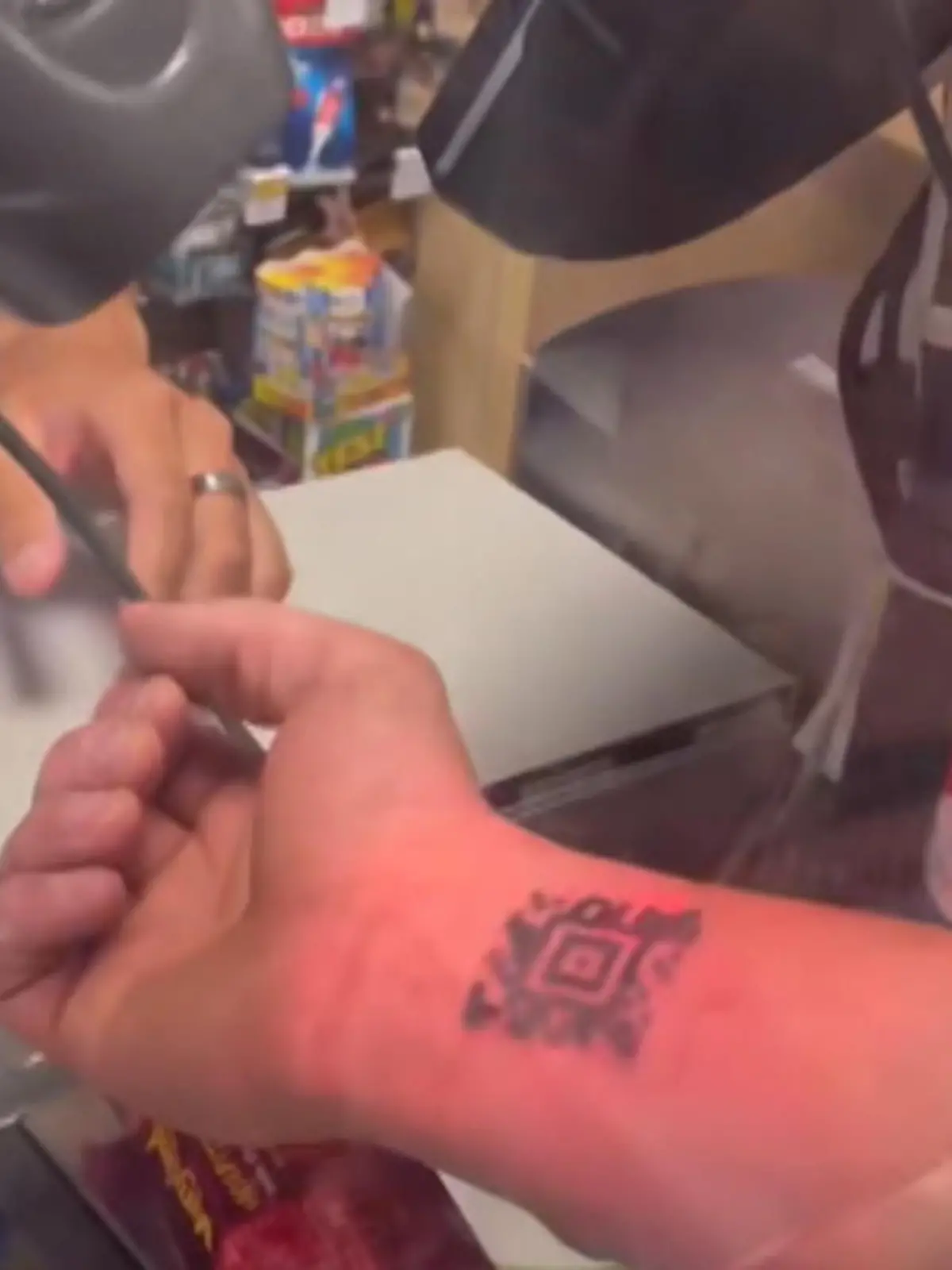 Weil dieser Familienvater die Rabattkarte seines Stamm-Supermarktes immer vergisst, hat er eine geniale Idee. Er lässt sich einfach den QR-Code tätowieren der auf der Karte zu finden ist - ohne zu wissen, ob es tatsächlich funktioniert.