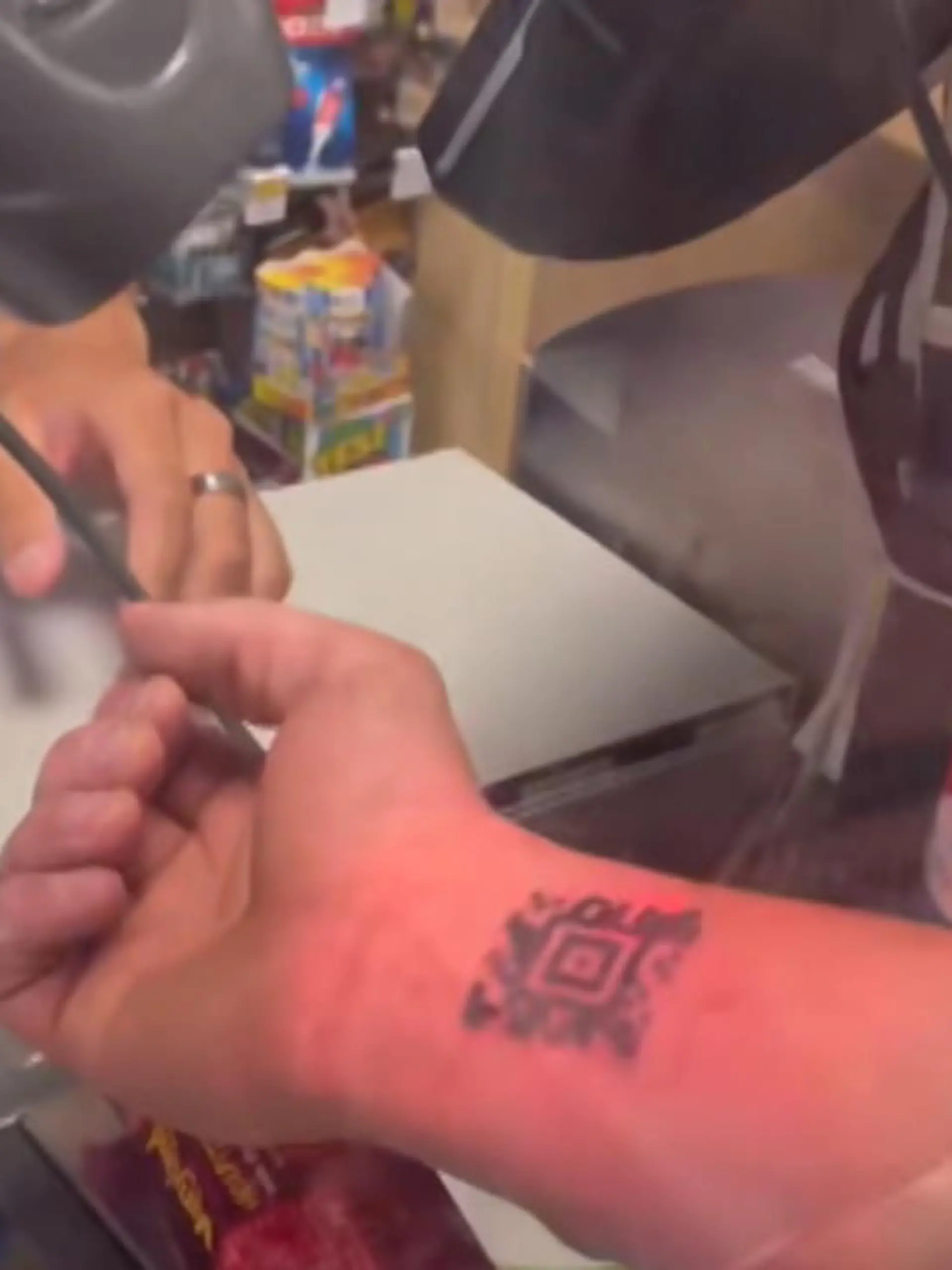 Weil dieser Familienvater die Rabattkarte seines Stamm-Supermarktes immer vergisst, hat er eine geniale Idee. Er lässt sich einfach den QR-Code tätowieren der auf der Karte zu finden ist - ohne zu wissen, ob es tatsächlich funktioniert.
