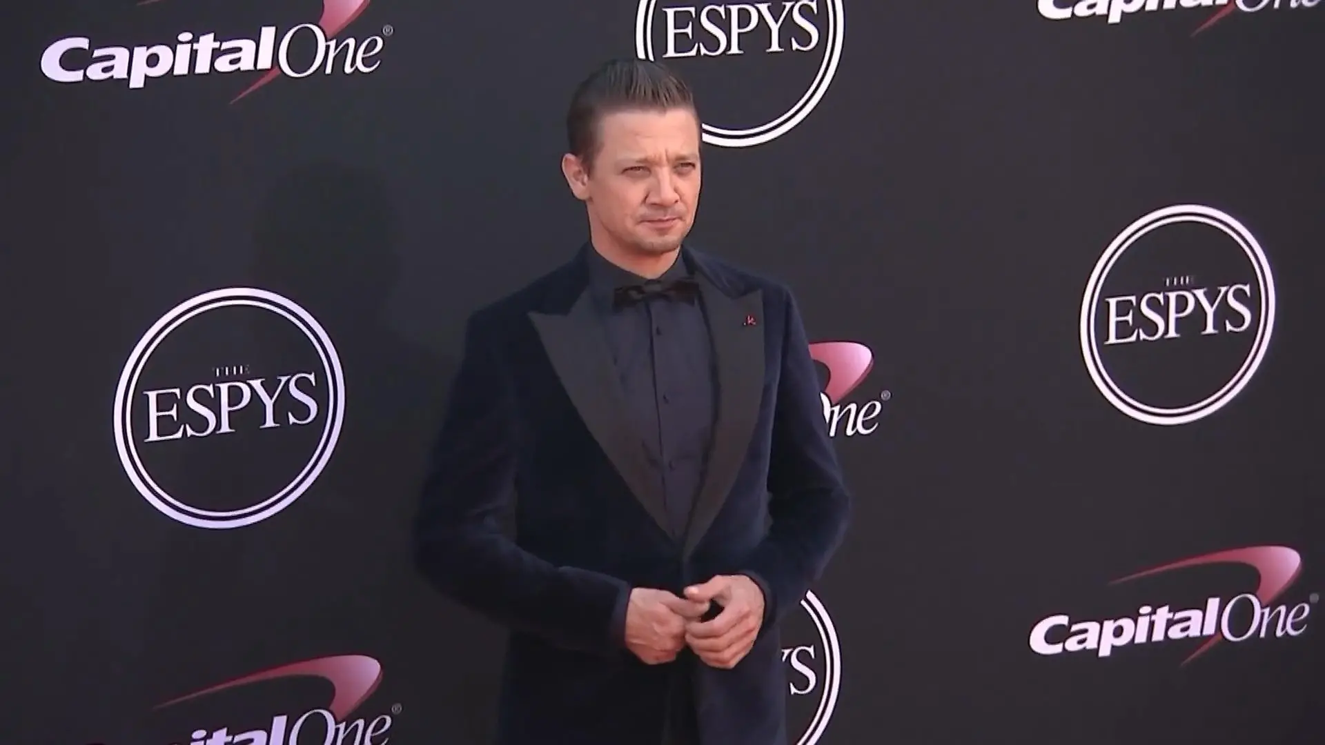 Sorge! Jeremy Renner liegt nach Unfall im Krankenhaus Zustand kritisch