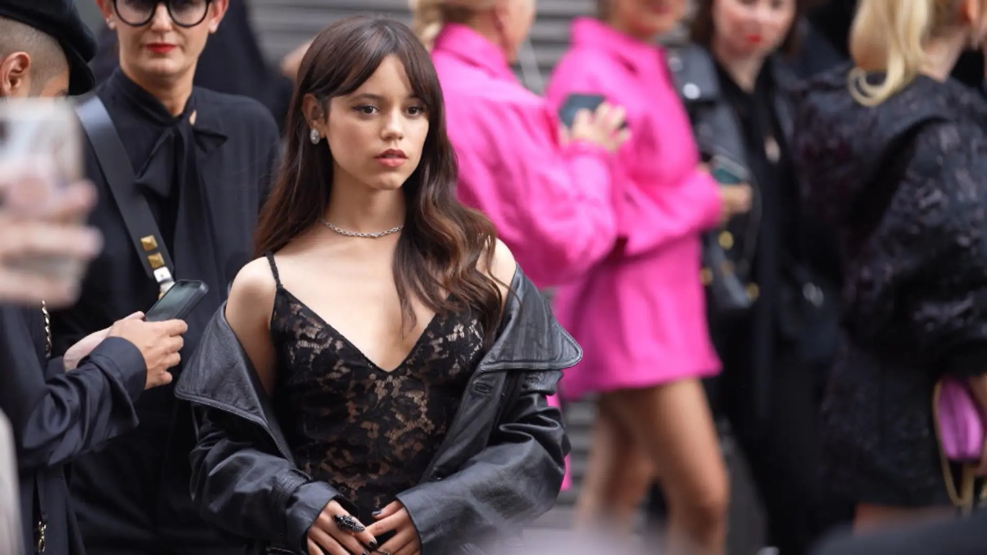 Wer ist eigentlich Jenna Ortega? Das Netz performt IHREN Tanz