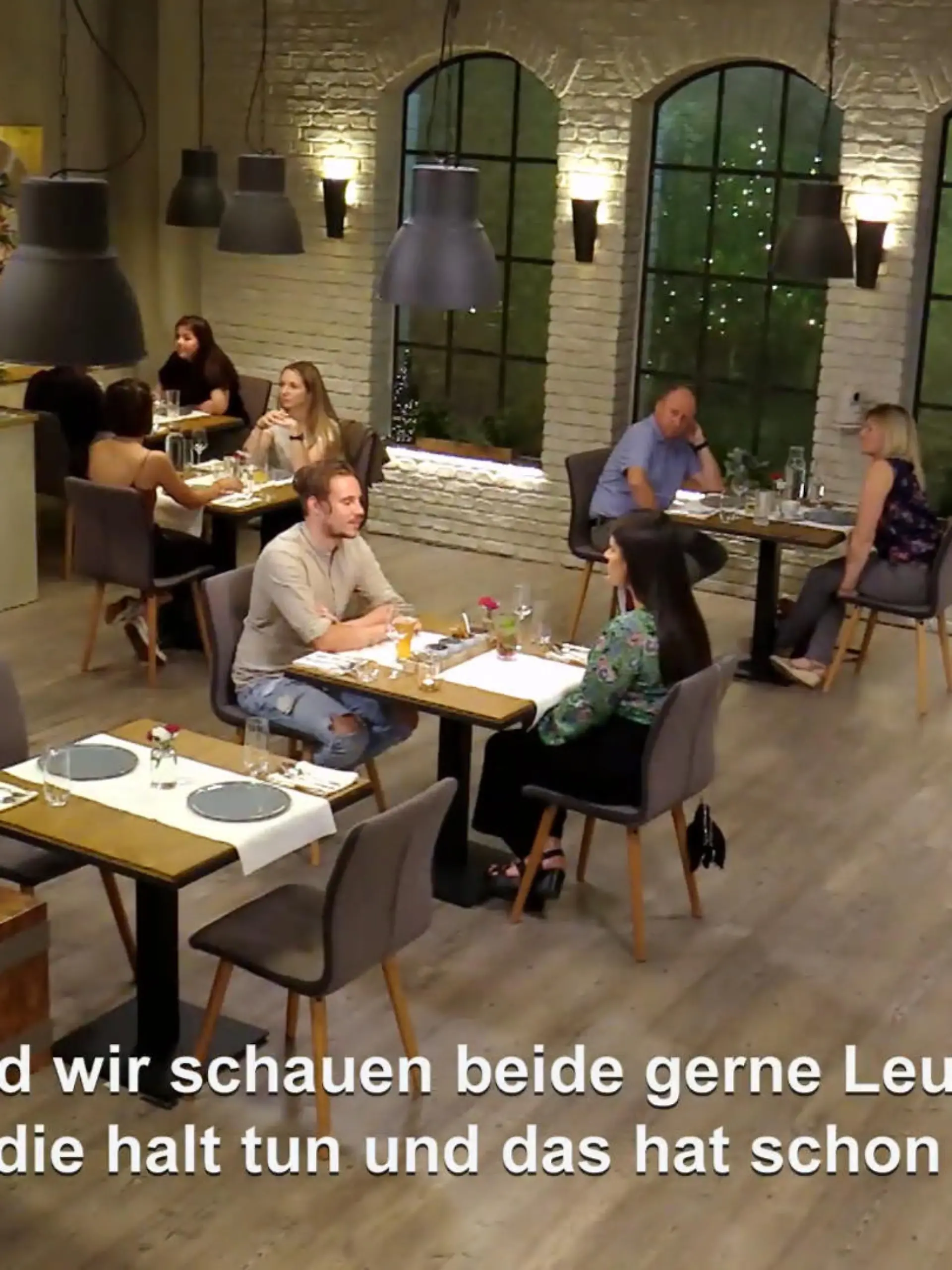 Bild zu: ""Komm Schatz, lass uns Leute schauen gehen""