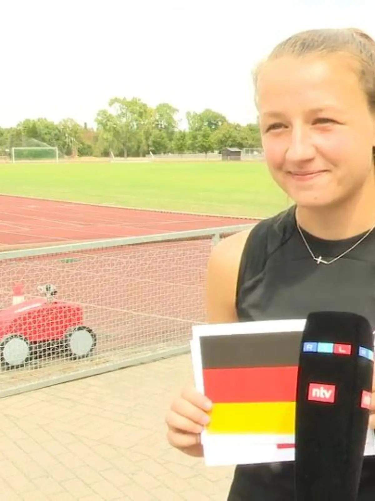 Seit Mittwochabend ist klar: Die deutsche Frauennationalmannschaft steht im Finale der Europameisterschaft und wird am Sonntagabend auf England treffen. Diese Nachricht sorgt auch bei der Eintracht Frankfurt für wahre Freude, schließlich sind einige Eintracht-Spielerinnen teil der deutschen Mannschaft. Wie der Trainer der Eintracht-Frauen, Niko Arnautis und Kapitänin Tanja Pawollek den Erfolg der Mädels feiern und ob sie denken, dass sich nun etwas ändern wird im Frauefußball? Im Video!