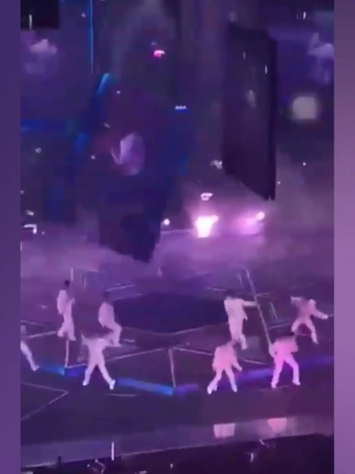 Beim Konzert der Boyband "Mirror" in Hong Kong (China) kam es zu einem dramatischen Unfall. Während des Konzerts kracht auf einmal eine XXL-Videoleinwand von der Decke und fällt auf zwei Tänzer.
