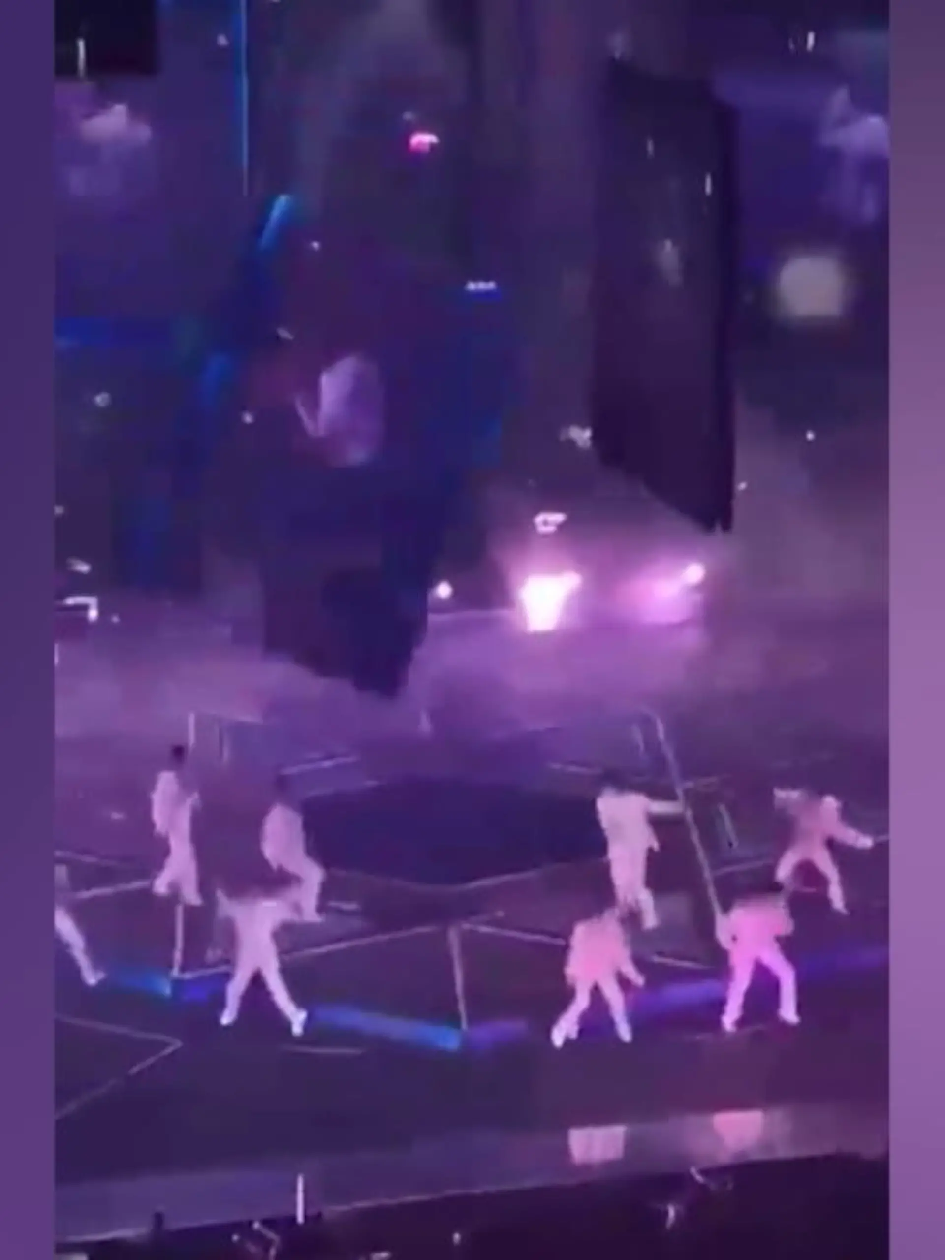 Beim Konzert der Boyband "Mirror" in Hong Kong (China) kam es zu einem dramatischen Unfall. Während des Konzerts kracht auf einmal eine XXL-Videoleinwand von der Decke und fällt auf zwei Tänzer.