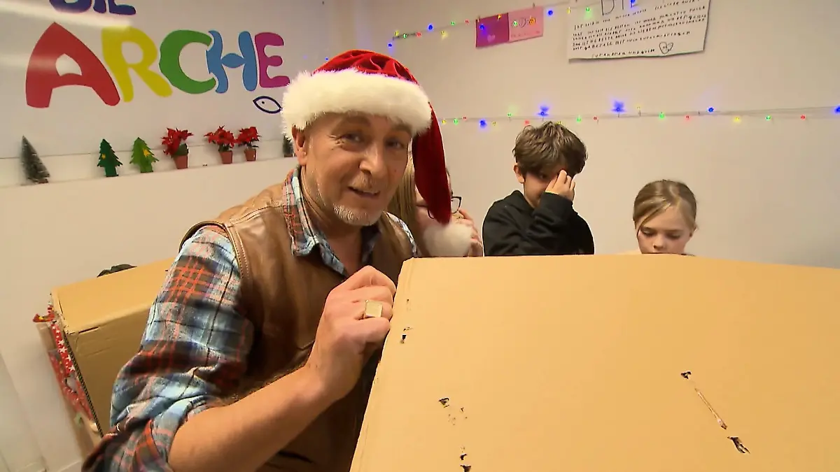 Erdoğan Atalay bringt gespendete Musikinstrumente Freude im RTL-Kinderhaus