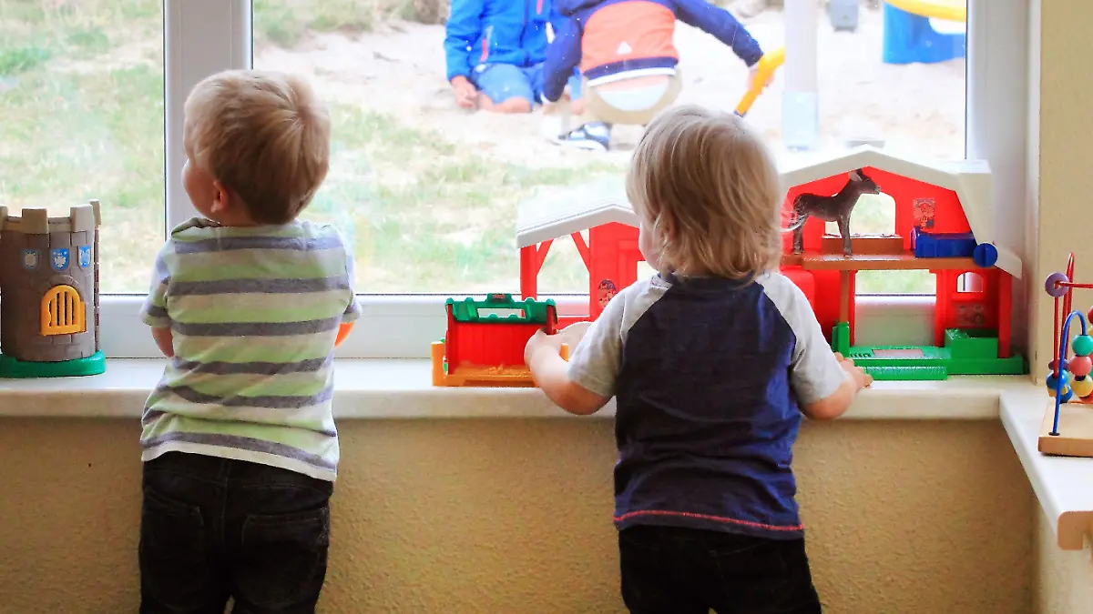 ARCHIV - 10.08.2016, Sachsen-Anhalt, Flechtingen: Kinder spielen in einer Kindertagesstätte. Eltern mehrerer Kinder zahlen ab 1. Januar nur noch für das älteste Kind Kita-Gebühren. (zu «Weniger Kita-Gebühren, neue Autobahn - Das bringt der Januar» vom 29.12.2018) Foto: Jens Wolf/dpa-Zentralbild/dpa +++ dpa-Bildfunk +++