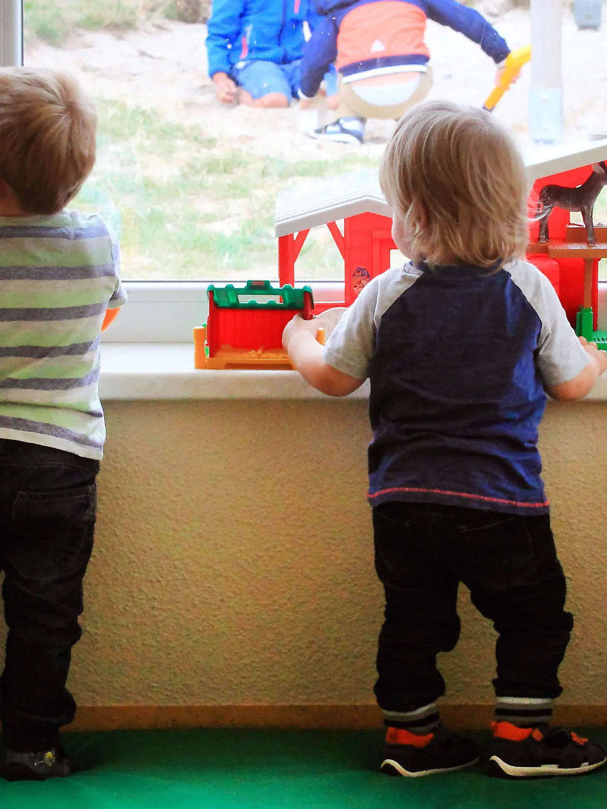 ARCHIV - 10.08.2016, Sachsen-Anhalt, Flechtingen: Kinder spielen in einer Kindertagesstätte. Eltern mehrerer Kinder zahlen ab 1. Januar nur noch für das älteste Kind Kita-Gebühren. (zu «Weniger Kita-Gebühren, neue Autobahn - Das bringt der Januar» vom 29.12.2018) Foto: Jens Wolf/dpa-Zentralbild/dpa +++ dpa-Bildfunk +++