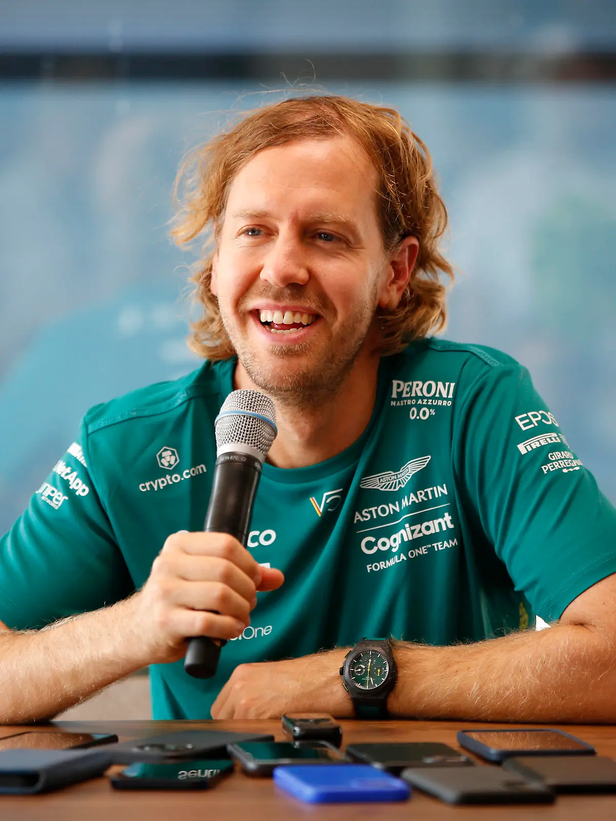 Sport Bilder des Tages Formula 1 2022: Hungarian GP HUNGARORING, HUNGARY - JULY 28: Sebastian Vettel, Aston Martin, speaks to the media during the Hungarian GP at Hungaroring on Thursday July 28, 2022 in Budapest, Hungary. Photo by Zak Mauger / LAT Images Images PUBLICATIONxINxGERxSUIxAUTxHUNxONLY GP2213_135904_56I0220