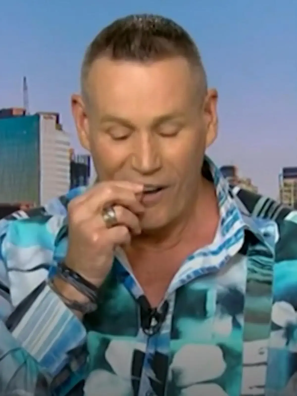 Zahnlos im TV! So hätte man diese Liveschalte im australischen Fernsehen überschreiben können. Reporter Craig Bennett ist im Gespräch mit zwei Fernsehmoderatoren – LIVE! Plötzlich beginnt er, mit der Zunge an seiner oberen Zahnreihe entlangzufahren. Und dann passiert es: Er hat seinen rechten Schneidezahn in der Hand! Mit Mut zur Lücke redet der Reporter weiter. Erzählt sogar, dass der Zahn sich schon zuvor wacklig anfühlte.