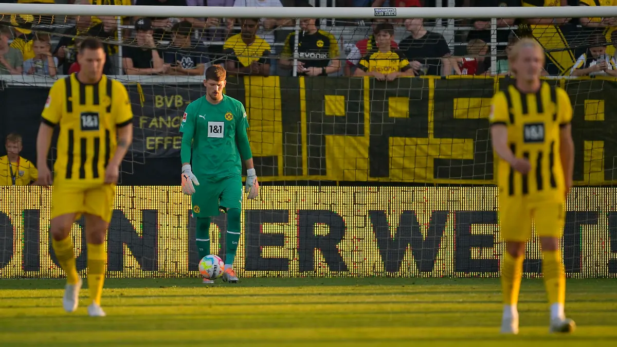  18.07.2022, Fussball 1. Bundesliga 2022/2023, Testspiel, Borussia Dortmund - FC Valencia, in der Cashpoint-Arena in Altach Österreich. v.l. Niklas Süle Borussia Dortmund , Torwart Gregor Kobel Borussia Dortmund und Julian Brandt Borussia Dortmund sind enttäuscht. *** 18 07 2022, Football 1 Bundesliga 2022 2023, test match, Borussia Dortmund FC Valencia, at Cashpoint Arena in Altach Austria v l Niklas Süle Borussia Dortmund , goalkeeper Gregor Kobel Borussia Dortmund and Julian Brandt Borussia Dortmund are disappointed