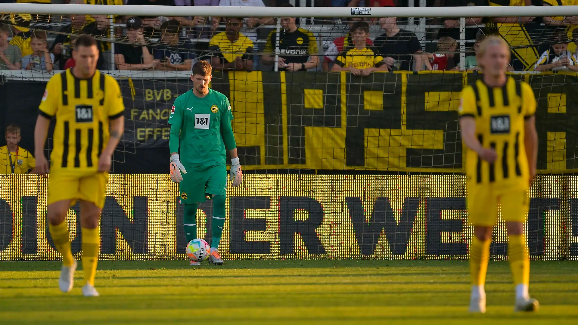 18.07.2022, Fussball 1. Bundesliga 2022/2023, Testspiel, Borussia Dortmund - FC Valencia, in der Cashpoint-Arena in Altach Österreich. v.l. Niklas Süle Borussia Dortmund , Torwart Gregor Kobel Borussia Dortmund und Julian Brandt Borussia Dortmund sind enttäuscht. *** 18 07 2022, Football 1 Bundesliga 2022 2023, test match, Borussia Dortmund FC Valencia, at Cashpoint Arena in Altach Austria v l Niklas Süle Borussia Dortmund , goalkeeper Gregor Kobel Borussia Dortmund and Julian Brandt Borussia Dortmund are disappointed