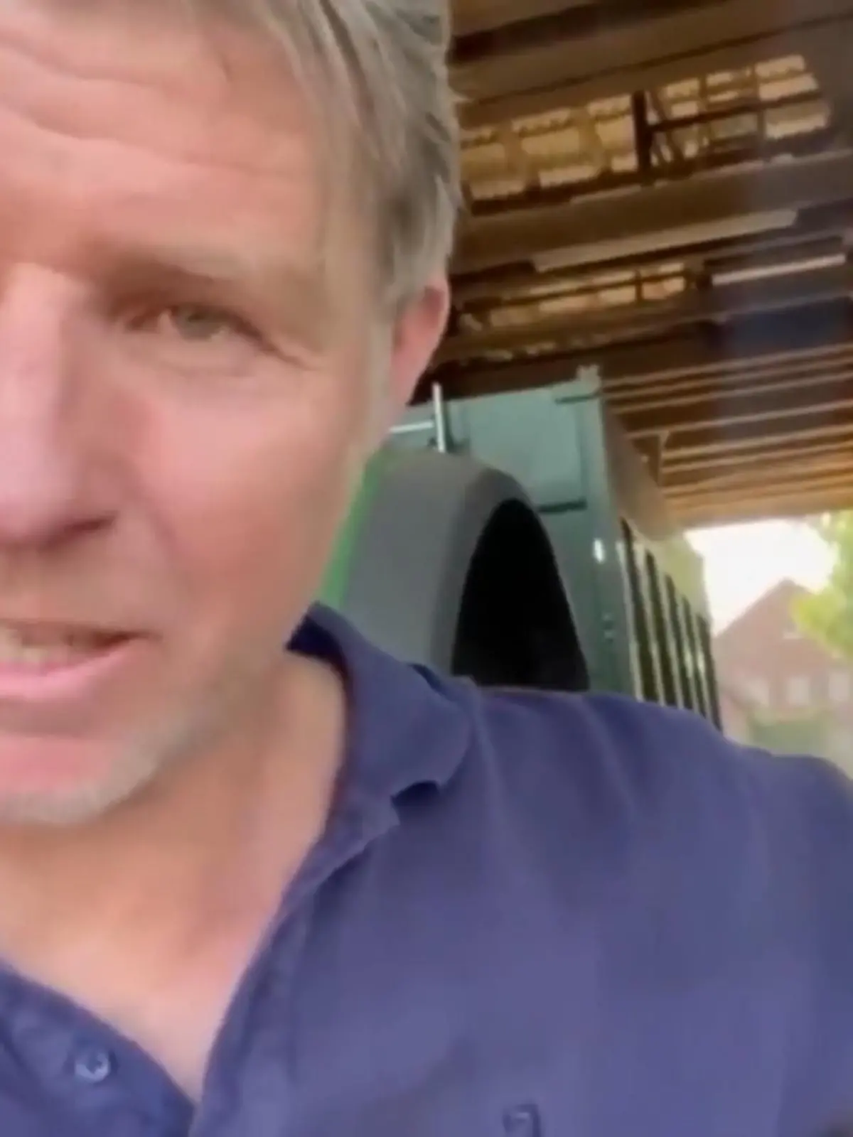 Ein Landwirt aus Rinteln, direkt an der NRW-Grenze, ist sauer. Denn mit seinem Weizen kann kein Mehl mehr produziert werden. Schuld daran ist für ihn eine umstrittene Düngeverordnung. In einem Handyvideo macht er seinem Ärger jetzt Luft.