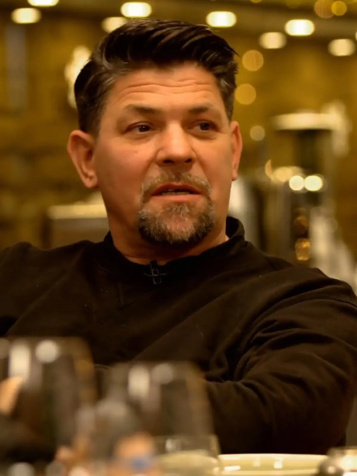 Bild zu: "Tim mit schwarzen Fingernägeln?"