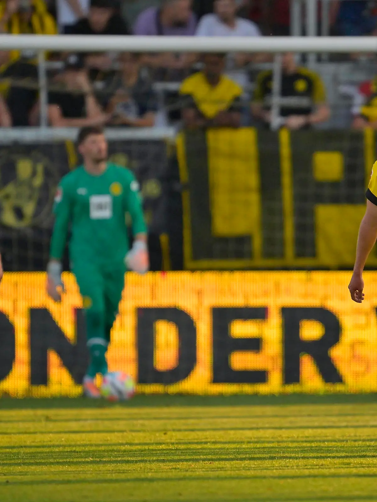  18.07.2022, Fussball 1. Bundesliga 2022/2023, Testspiel, Borussia Dortmund - FC Valencia, in der Cashpoint-Arena in Altach Österreich. v.l. Niklas Süle Borussia Dortmund, und Julian Brandt Borussia Dortmund sind enttäuscht. *** 18 07 2022, Football 1 Bundesliga 2022 2023, test match, Borussia Dortmund FC Valencia, at the Cashpoint Arena in Altach Austria v l Niklas Süle Borussia Dortmund , and Julian Brandt Borussia Dortmund are disappointed