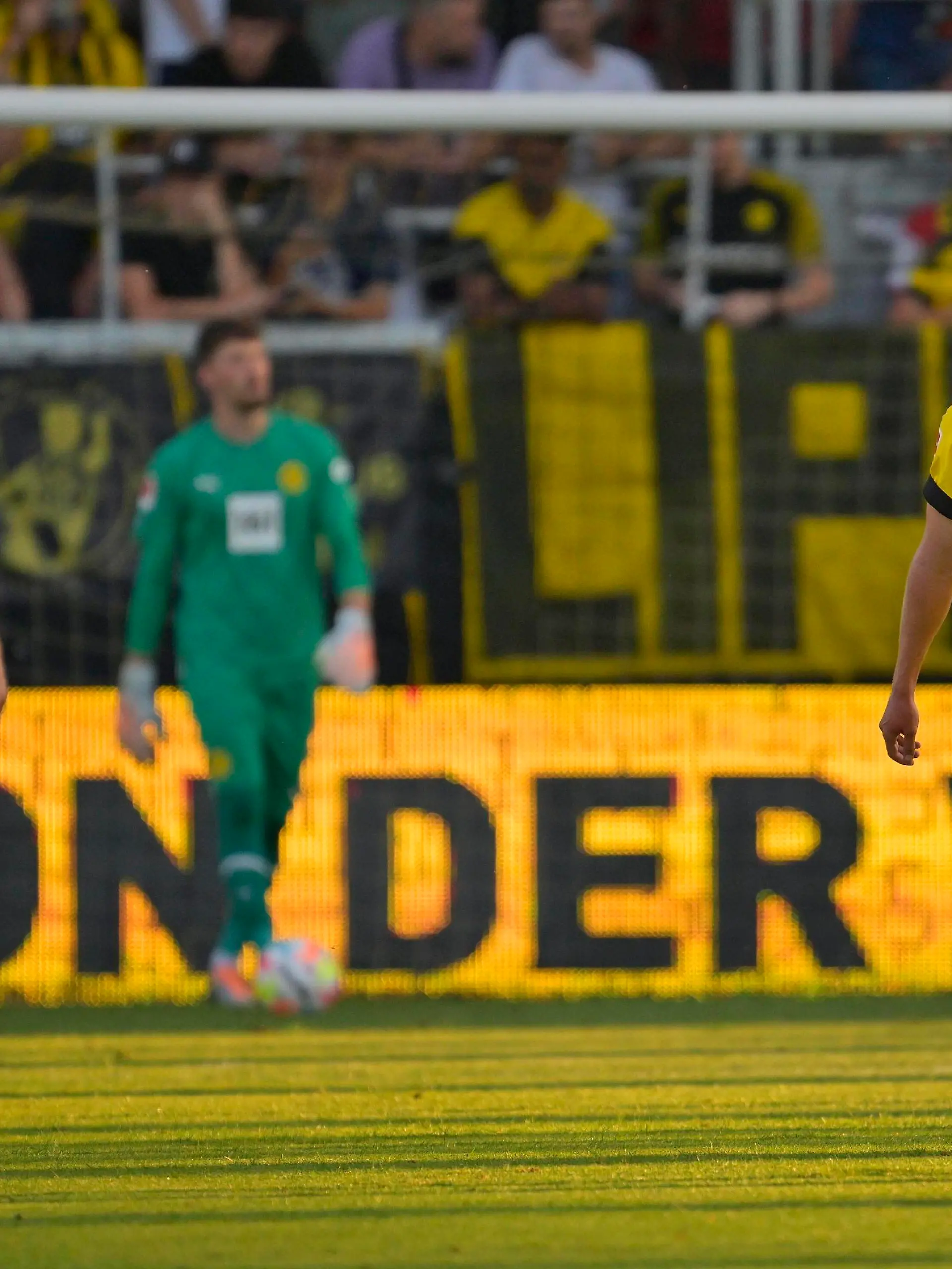  18.07.2022, Fussball 1. Bundesliga 2022/2023, Testspiel, Borussia Dortmund - FC Valencia, in der Cashpoint-Arena in Altach Österreich. v.l. Niklas Süle Borussia Dortmund, und Julian Brandt Borussia Dortmund sind enttäuscht. *** 18 07 2022, Football 1 Bundesliga 2022 2023, test match, Borussia Dortmund FC Valencia, at the Cashpoint Arena in Altach Austria v l Niklas Süle Borussia Dortmund , and Julian Brandt Borussia Dortmund are disappointed