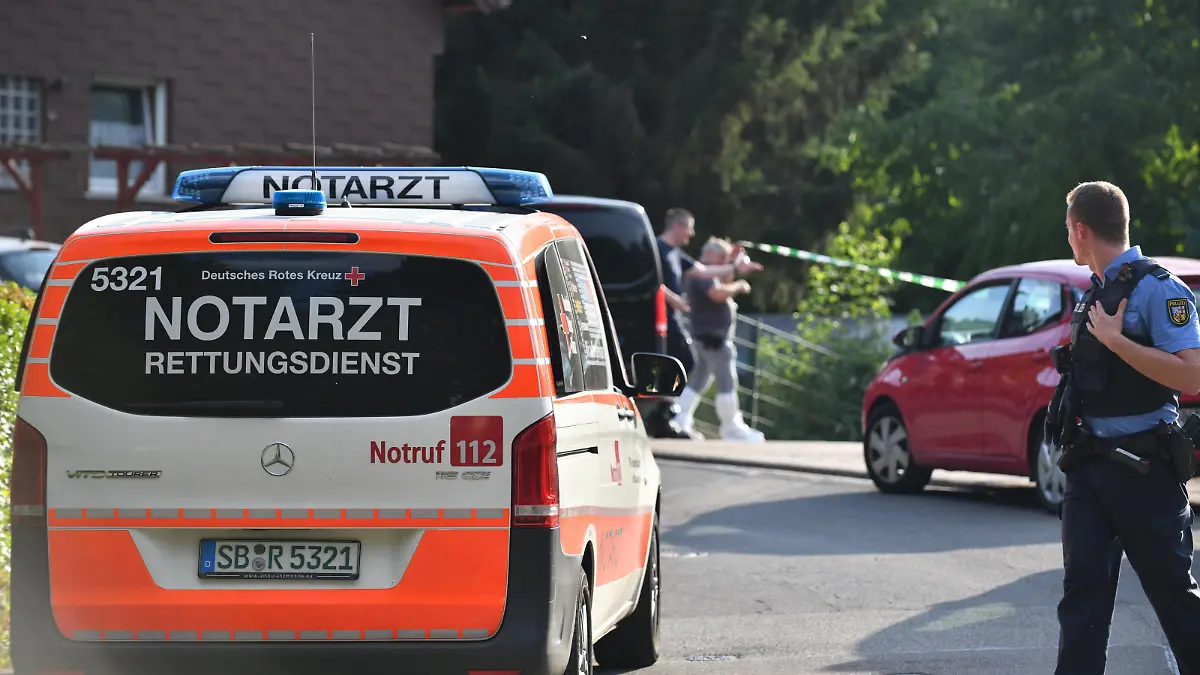 Bei einem Beziehungsdrama in Ottweiler werden am Freitagabend 29.7.2022 zwei Menschen erschossen. Die Polizei bestätigte den Vorgang ohne Details zu nennen. Nachbar sagen, dass es einen Streit bei einer Wohnungsbesichtigung gegeben habe. Dabei soll ein Mieter auf Nachmieter geschossen haben. Das sind allerdings Angaben, die die Polizei noch nicht bestätigt. Die Schiffweiler Straße, in der sich die Tat ereignet hat, ist gesperrt, das Haus abgeriegelt. Polizeibeamte befragen zur Stunde alle Nachbarn, die Tatortgruppe ist im Einsatz. bub *** In a relationship drama in Ottweiler are shot on Friday evening 29 7 2022 two people The police confirmed the event without giving details Neighbors say that there was a dispute at an apartment inspecti bub