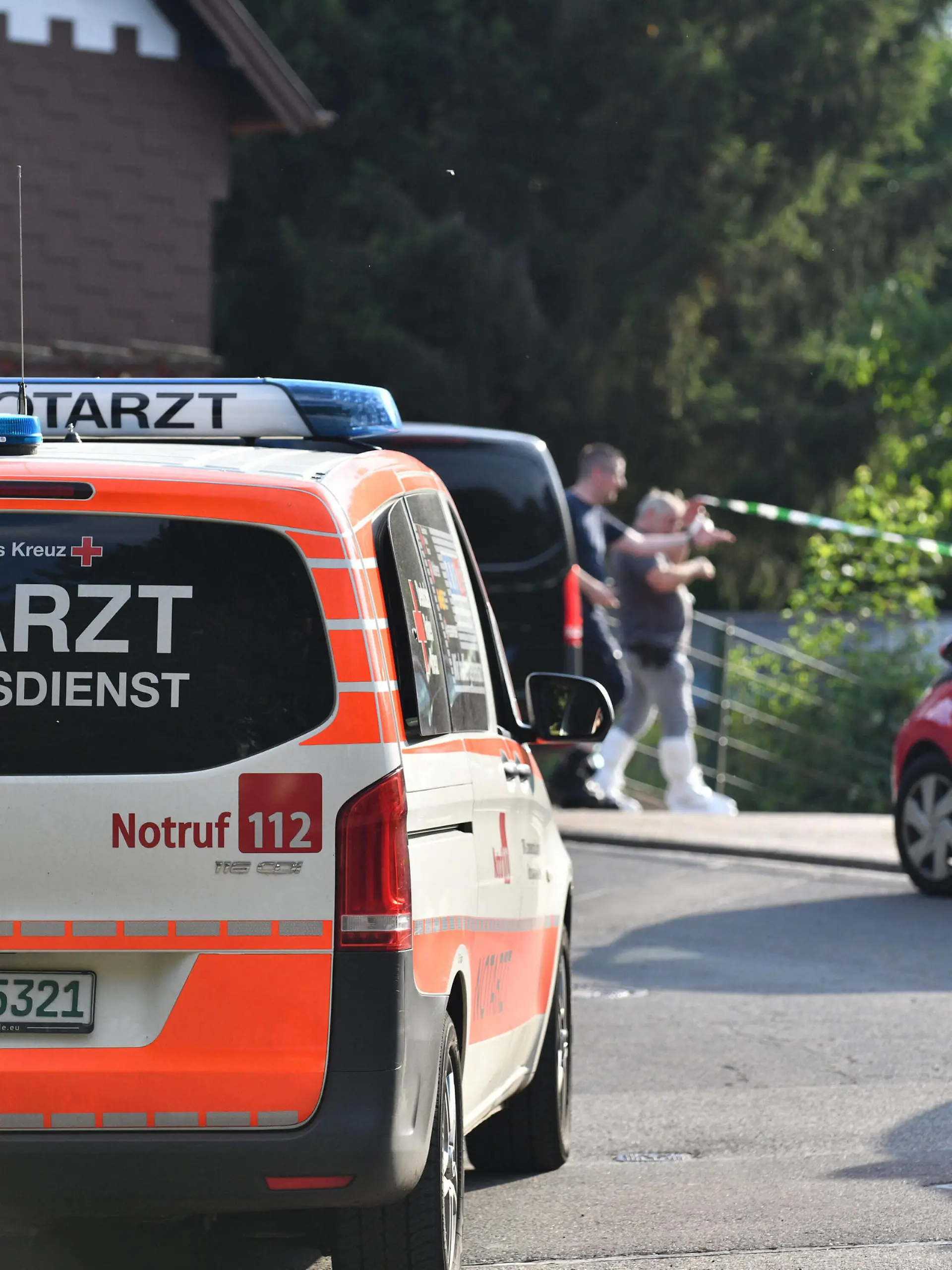  Bei einem Beziehungsdrama in Ottweiler werden am Freitagabend 29.7.2022 zwei Menschen erschossen. Die Polizei bestätigte den Vorgang ohne Details zu nennen. Nachbar sagen, dass es einen Streit bei einer Wohnungsbesichtigung gegeben habe. Dabei soll ein Mieter auf Nachmieter geschossen haben. Das sind allerdings Angaben, die die Polizei noch nicht bestätigt. Die Schiffweiler Straße, in der sich die Tat ereignet hat, ist gesperrt, das Haus abgeriegelt. Polizeibeamte befragen zur Stunde alle Nachbarn, die Tatortgruppe ist im Einsatz. bub *** In a relationship drama in Ottweiler are shot on Friday evening 29 7 2022 two people The police confirmed the event without giving details Neighbors say that there was a dispute at an apartment inspecti bub