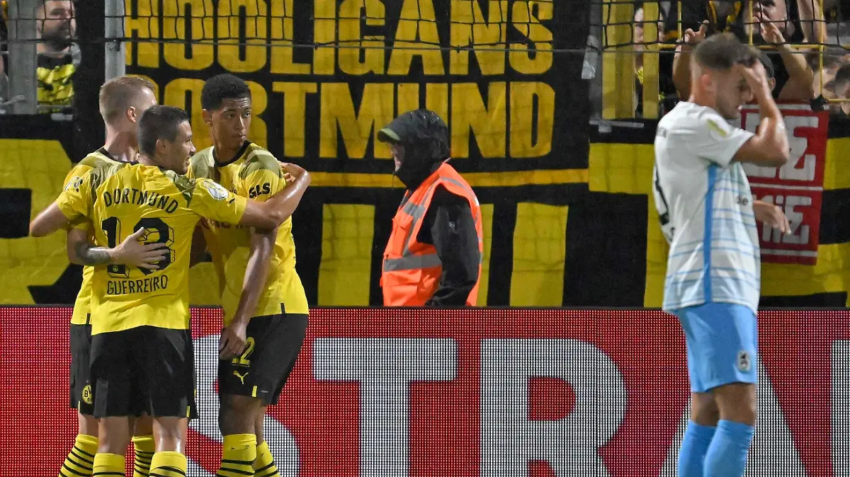  29.07.2022, Fussball DFB-Pokal 2022/2023, 1.Runde, TSV 1860 München - Borussia Dortmund, im Grünwalder Stadion München, Niklas Lang TSV 1860 München fasst sich an den Kopf während die Dortmunder feiern v.l. Marco Reus Borussia Dortmund, Raphael Guerreiro Borussia Dortmund und Jude Bellingham Borussia Dortmund ***DFL and DFB regulations prohibit any use of photographs as image sequences and/or quasi-video.*** *** 29 07 2022, Football DFB Pokal 2022 2023, 1 round, TSV 1860 München Borussia Dortmund, at Grünwalder Stadion Munich, Niklas Lang TSV 1860 München grabs his head while Dortmund celebrate v l Marco Reus Borussia Dortmund , Raphael Guerreiro Borussia Dortmund and Jude Bellingham Borussia Dortmund DFL and DFB regulations prohibit any use of photographs as image sequences and or quasi video