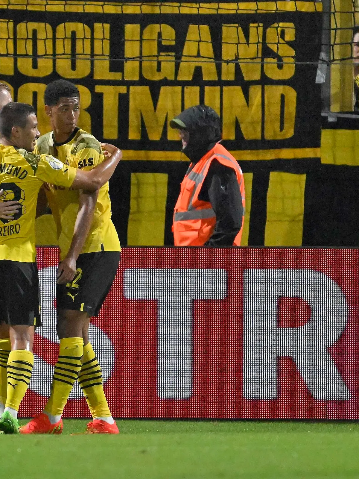  29.07.2022, Fussball DFB-Pokal 2022/2023, 1.Runde, TSV 1860 München - Borussia Dortmund, im Grünwalder Stadion München, Niklas Lang TSV 1860 München fasst sich an den Kopf während die Dortmunder feiern v.l. Marco Reus Borussia Dortmund, Raphael Guerreiro Borussia Dortmund und Jude Bellingham Borussia Dortmund ***DFL and DFB regulations prohibit any use of photographs as image sequences and/or quasi-video.*** *** 29 07 2022, Football DFB Pokal 2022 2023, 1 round, TSV 1860 München Borussia Dortmund, at Grünwalder Stadion Munich, Niklas Lang TSV 1860 München grabs his head while Dortmund celebrate v l Marco Reus Borussia Dortmund , Raphael Guerreiro Borussia Dortmund and Jude Bellingham Borussia Dortmund DFL and DFB regulations prohibit any use of photographs as image sequences and or quasi video