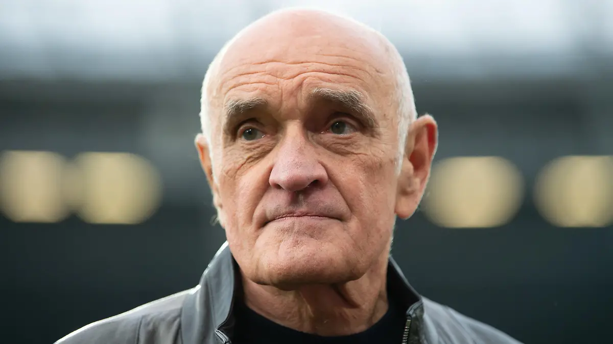 ARCHIV - 07.12.2019, Niedersachsen, Hannover: Fußball: 2. Bundesliga, Hannover 96 - Erzgebirge Aue. Martin Kind ist vor dem Spiel im Stadion. Der langjährige Vereinsboss ist am Mittwochabend (27.07.2022) als Geschäftsführer der Profifußball-Gesellschaft von Hannover 96 abgesetzt worden. Das gab der Vorstand des Muttervereins Hannover 96 e.V. in einer kurzen Mitteilung bekannt. Foto: Swen Pförtner/dpa +++ dpa-Bildfunk +++