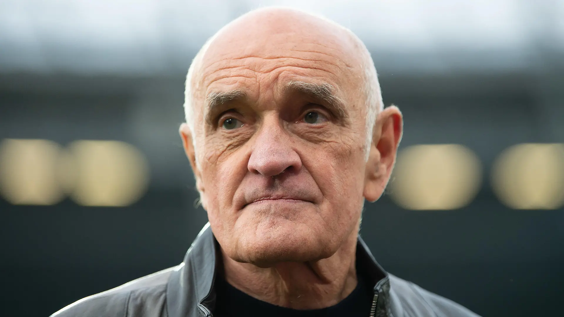 ARCHIV - 07.12.2019, Niedersachsen, Hannover: Fußball: 2. Bundesliga, Hannover 96 - Erzgebirge Aue. Martin Kind ist vor dem Spiel im Stadion. Der langjährige Vereinsboss ist am Mittwochabend (27.07.2022) als Geschäftsführer der Profifußball-Gesellschaft von Hannover 96 abgesetzt worden. Das gab der Vorstand des Muttervereins Hannover 96 e.V. in einer kurzen Mitteilung bekannt. Foto: Swen Pförtner/dpa +++ dpa-Bildfunk +++