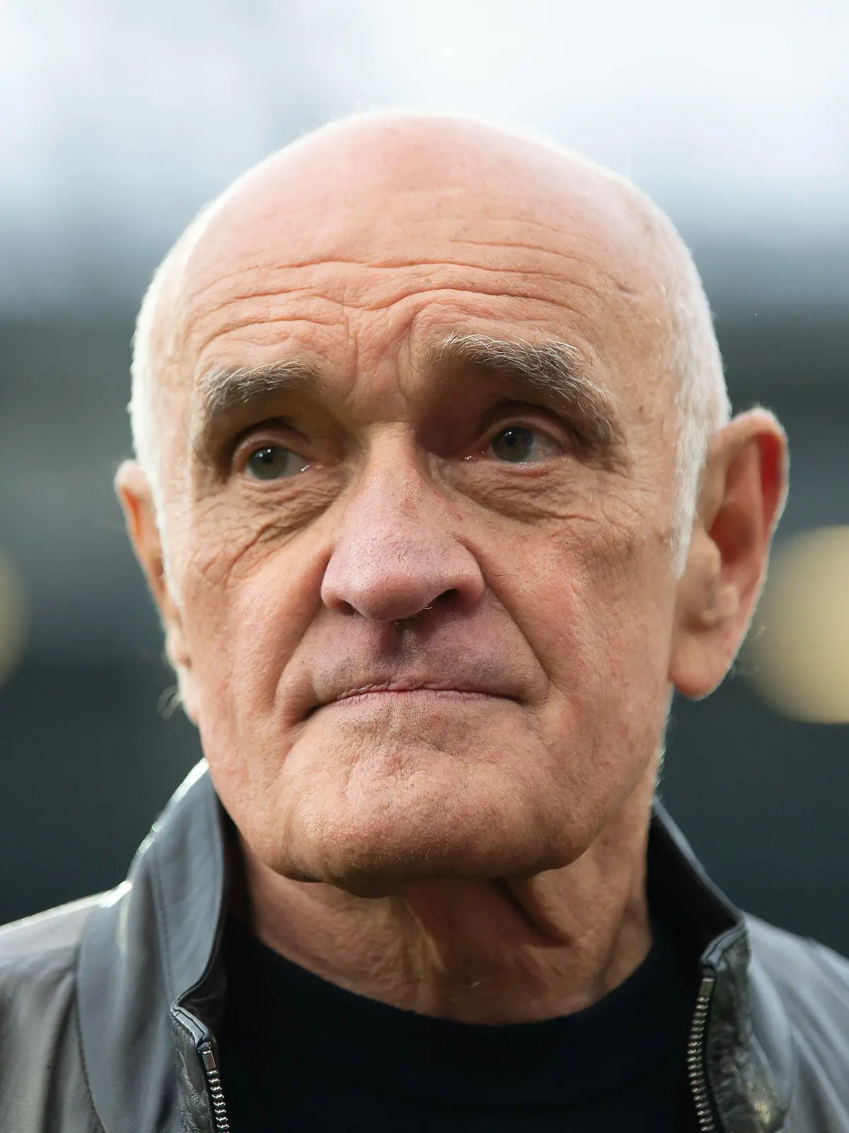 ARCHIV - 07.12.2019, Niedersachsen, Hannover: Fußball: 2. Bundesliga, Hannover 96 - Erzgebirge Aue. Martin Kind ist vor dem Spiel im Stadion. Der langjährige Vereinsboss ist am Mittwochabend (27.07.2022) als Geschäftsführer der Profifußball-Gesellschaft von Hannover 96 abgesetzt worden. Das gab der Vorstand des Muttervereins Hannover 96 e.V. in einer kurzen Mitteilung bekannt. Foto: Swen Pförtner/dpa +++ dpa-Bildfunk +++