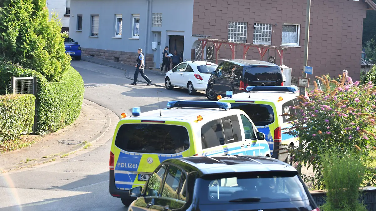 News Bilder des Tages Bei einem Beziehungsdrama in Ottweiler werden am Freitagabend 29.7.2022 zwei Menschen erschossen. Die Polizei bestätigte den Vorgang ohne Details zu nennen. Nachbar sagen, dass es einen Streit bei einer Wohnungsbesichtigung gegeben habe. Dabei soll ein Mieter auf Nachmieter geschossen haben. Das sind allerdings Angaben, die die Polizei noch nicht bestätigt. Die Schiffweiler Straße, in der sich die Tat ereignet hat, ist gesperrt, das Haus abgeriegelt. Polizeibeamte befragen zur Stunde alle Nachbarn, die Tatortgruppe ist im Einsatz. bub *** In a relationship drama in Ottweiler are shot on Friday evening 29 7 2022 two people The police confirmed the event without giving details Neighbors say that there was a dispute at an apartment inspecti bub