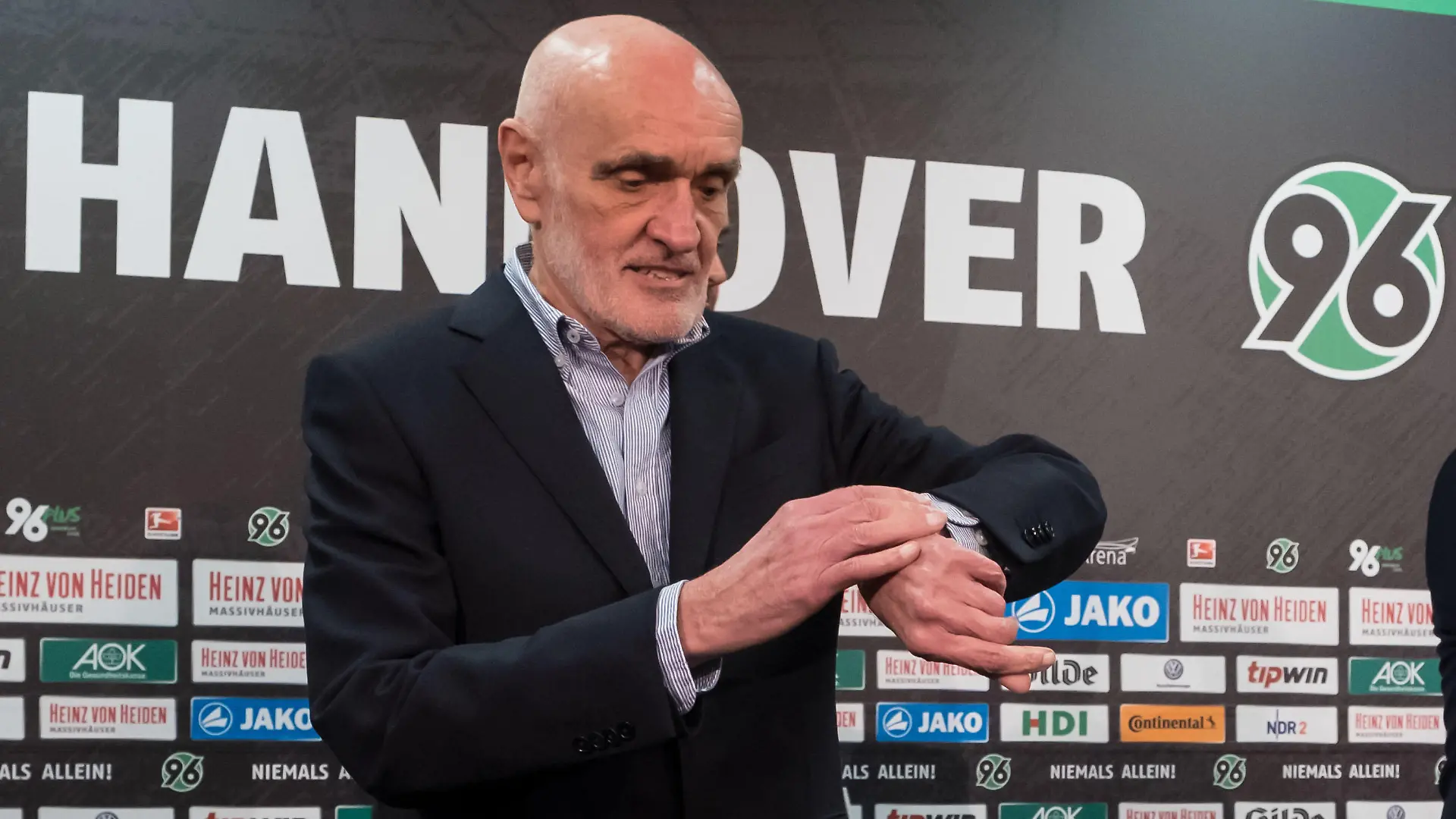 ARCHIV - 06.03.2017, Niedersachsen, Hannover: Pressekonferenz Hannover 96 in der HDI-Arena. Der Präsident von Hannover 96, Martin Kind, schaut während einer Pressekonferenz auf seine Uhr. (zu dpa "Endlich Entscheidung im Streit um 50+1-Ausnahme für Hannover 96?" vom 10.12.2018) Foto: Peter Steffen/dpa +++ dpa-Bildfunk +++