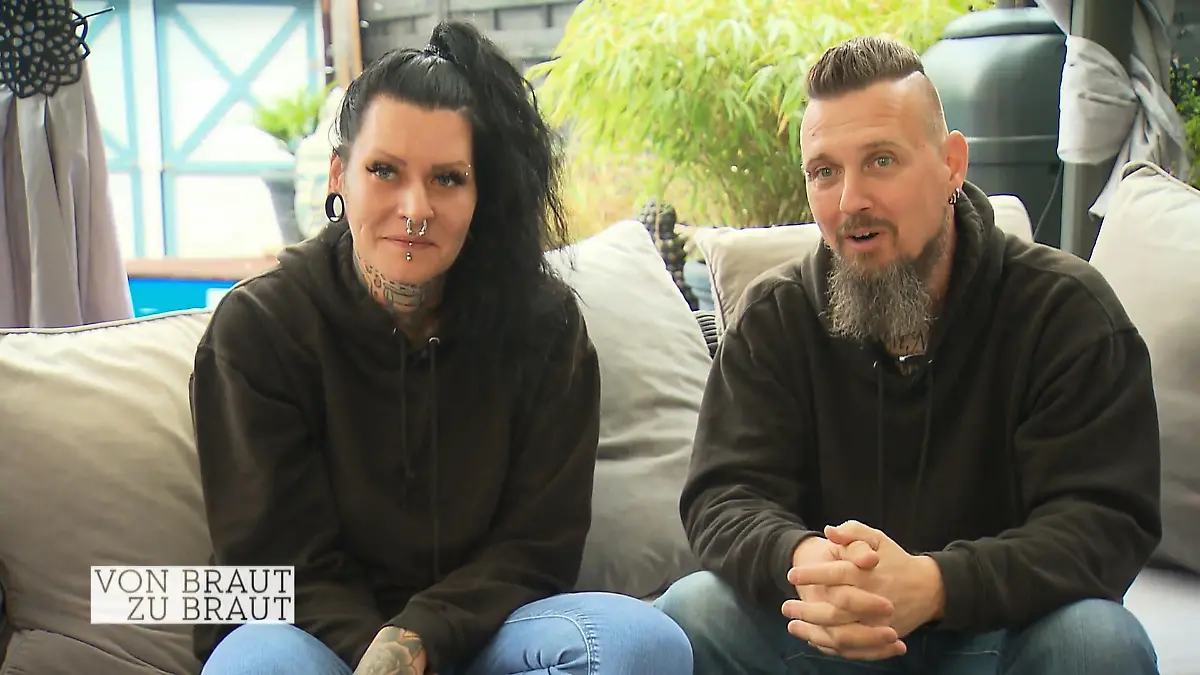 Skadi und Marcel haben eine besondere Hochzeit geplant Motto Lila Wolken