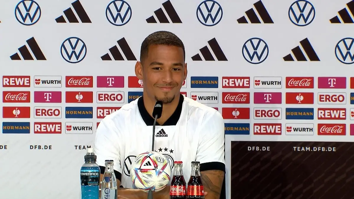 Thilo Kehrer hört mehrere Stimmen Lacher bei PK