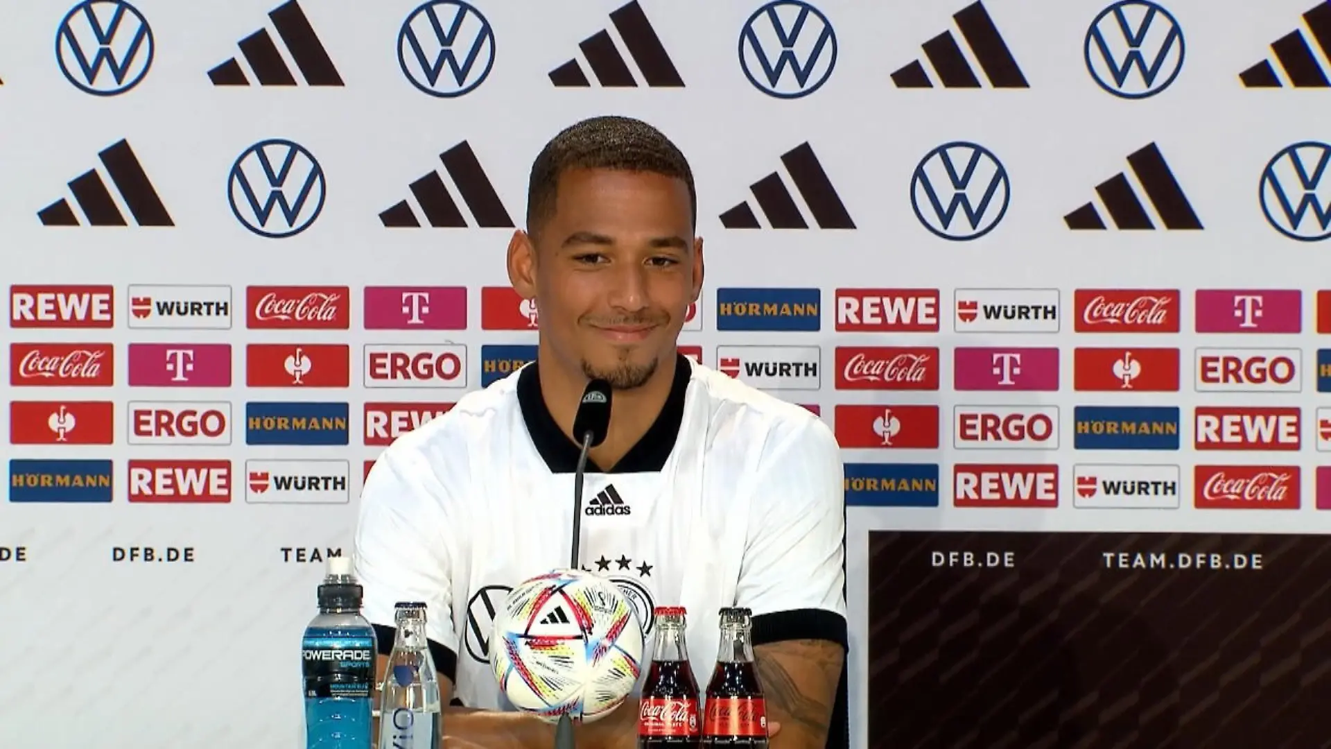 Thilo Kehrer hört mehrere Stimmen Lacher bei PK