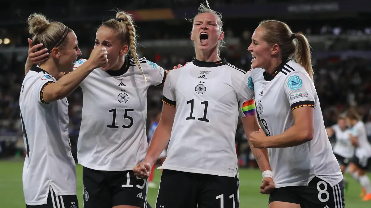 Milton Keynes, England, 27th July 2022. Alexandra Popp of Germany celebrates after she scores to make it 2-1 during the UEFA Women s European Championship, EM, Europameisterschaft 2022 match at stadium:mk, Milton Keynes. Picture credit should read: Paul Terry / Sportimage PUBLICATIONxNOTxINxUK SPI-1770-0042