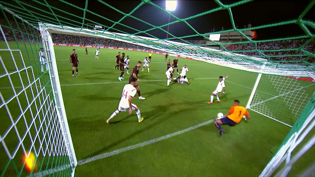 Omans Keeper kratzt den Ball von der Linie Beste Chance des Spiels