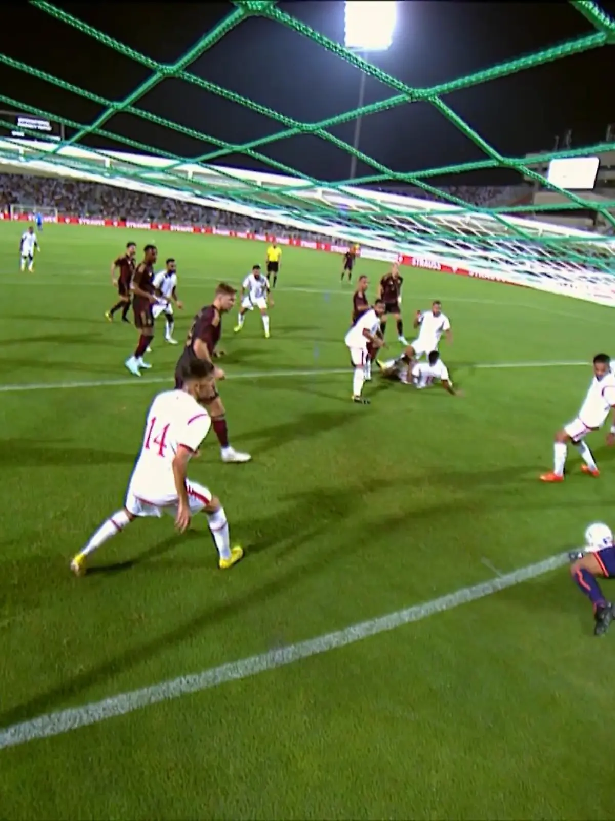 Bild zu: "Omans Keeper kratzt den Ball von der Linie"
