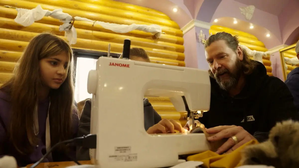 Rea Garvey besucht das Projekt UNHIDE Bei Kiew in der Ukraine