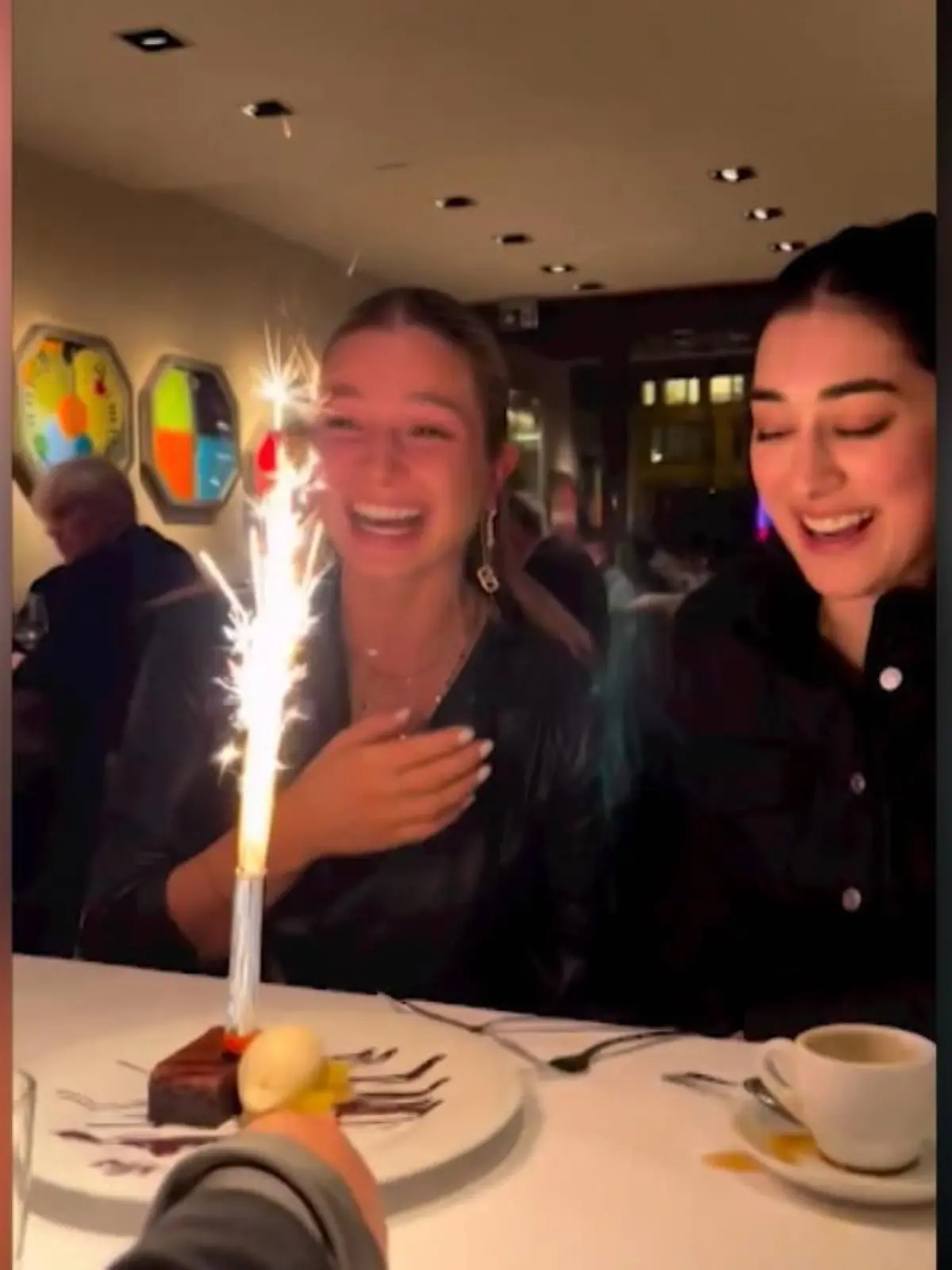 Bild zu: "Lola Weippert ergaunert Gratis-Nachtisch"
