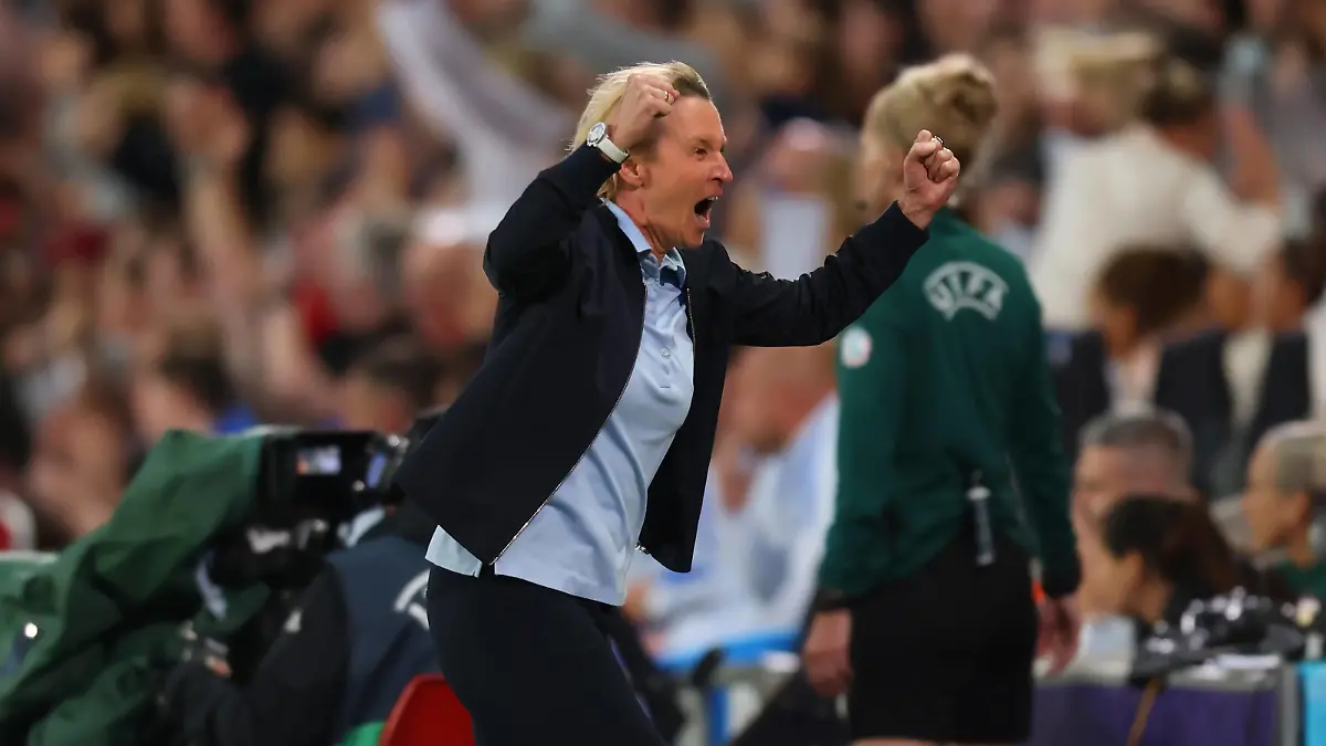 27th July 2022 Stadium MK, Milton Keynes, Bucks, England: Womens European International football tournament, semi-final France versus Germany: Germany Women s Manager Martina Voss-Tecklenburg celebrates the goal by Alexandra Popp for 0-1 in the 40th minute PUBLICATIONxNOTxINxUK ActionPlus12411174 ShaunxBrooks