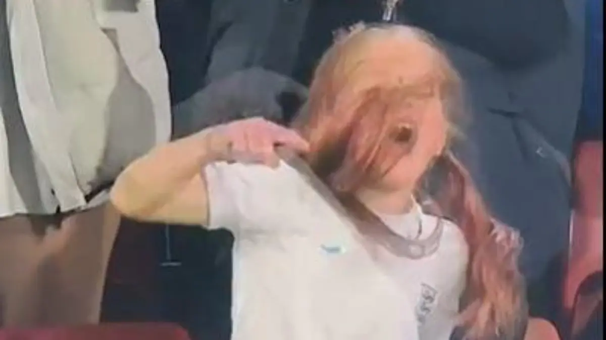 Dieses tanzende Mädchen von der Bramall Lane sorgt für große Begeisterung bei Twitter.