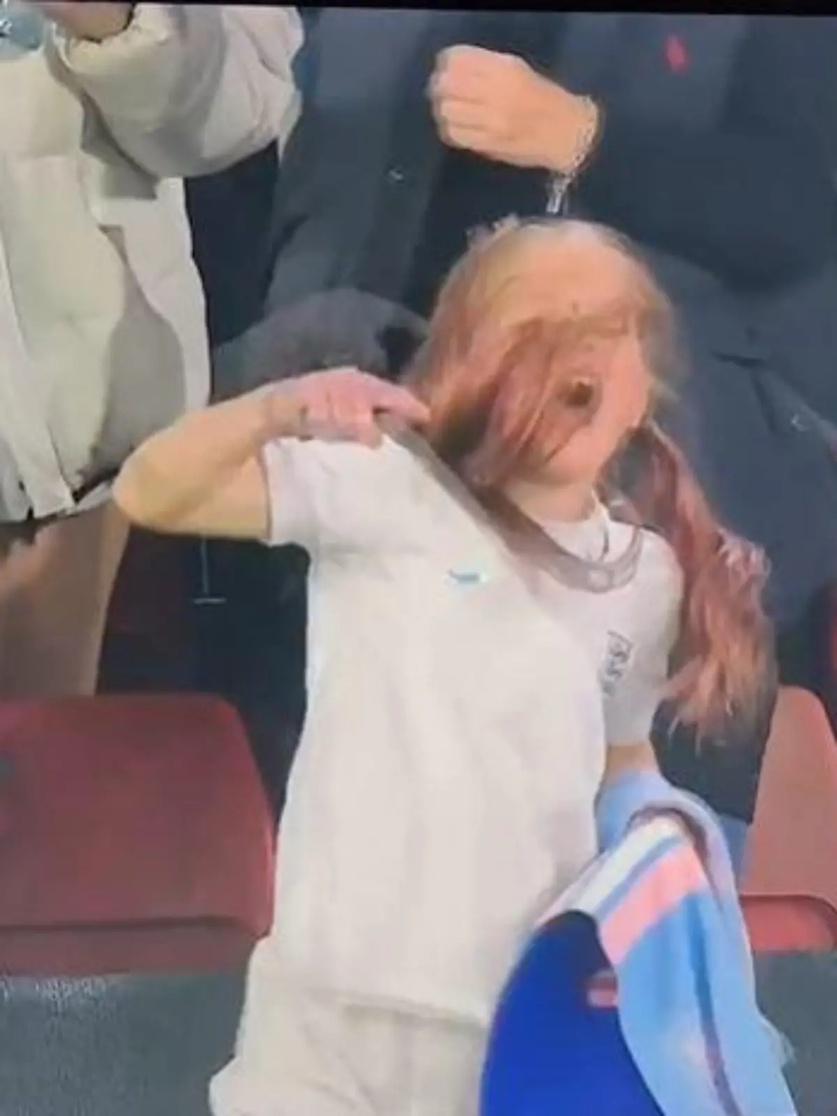 Dieses tanzende Mädchen von der Bramall Lane sorgt für große Begeisterung bei Twitter.