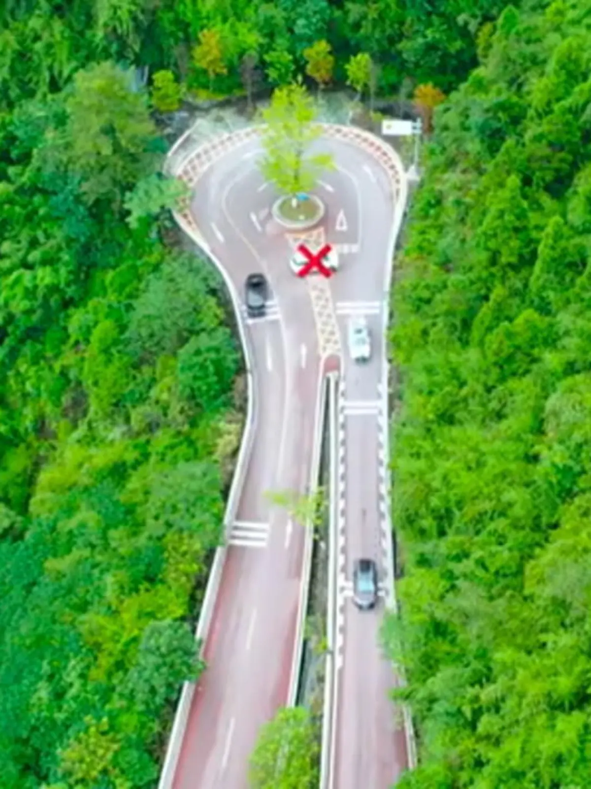 Dieses Straßenlabyrinth in der zentralchinesischen Provinz Hunan ist definitiv nichts für schwache Nerven. Hier herrscht großes Unfallpotential!
