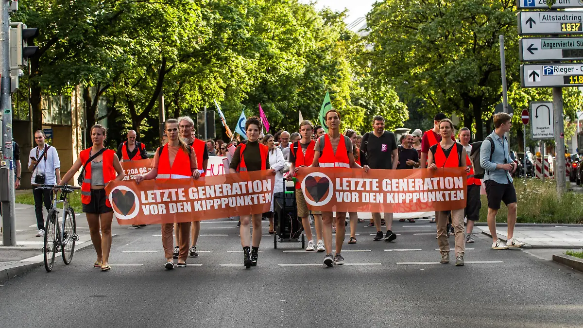 News Bilder des Tages July 19, 2023, Munich, Bavaria, Germany: Members and supporters of the Letzte Generation Last Generation climate protest group marching in Munich, Germany after the revelations regarding surveillance by the Munich prosecutor s office of communications between journalists and the group. Munich Germany - ZUMAb160 20230719_zbp_b160_066 Copyright: xSachellexBabbarx