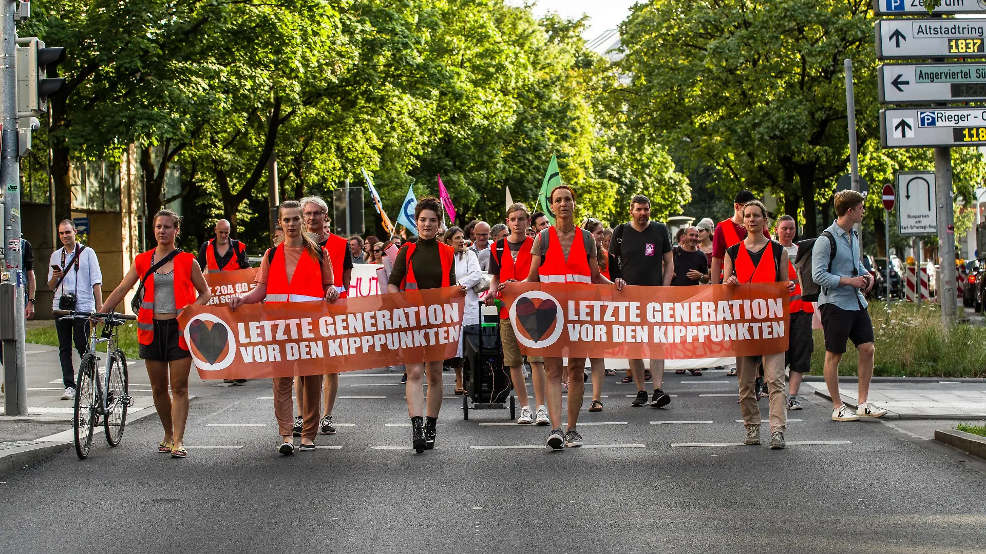 News Bilder des Tages July 19, 2023, Munich, Bavaria, Germany: Members and supporters of the Letzte Generation Last Generation climate protest group marching in Munich, Germany after the revelations regarding surveillance by the Munich prosecutor s office of communications between journalists and the group. Munich Germany - ZUMAb160 20230719_zbp_b160_066 Copyright: xSachellexBabbarx