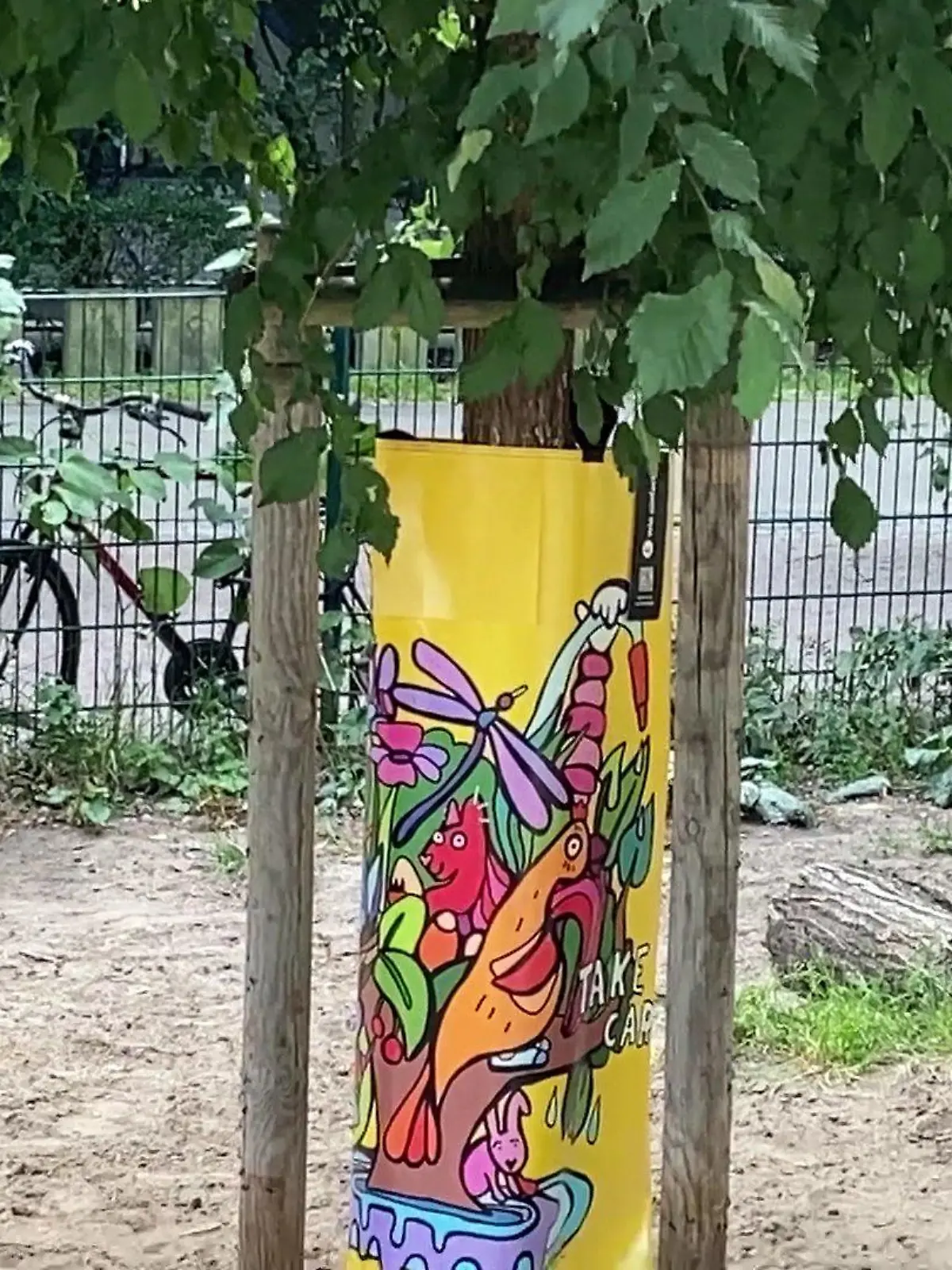 In Hamburg haben Straßenkünstler Baumbewässerungssäcke individuell gestaltet.