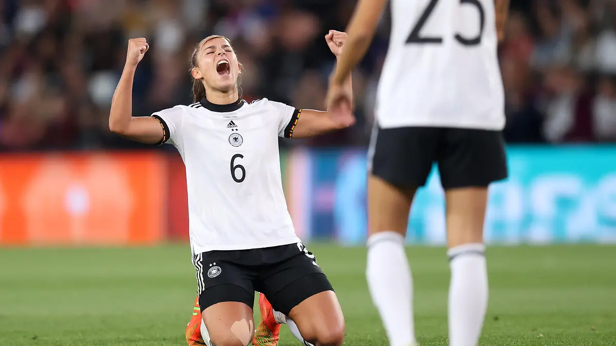 MILTON KEYNES, ENGLAND - JULY 27: Lena Oberdorf of Germany celebrates after victory in the UEFA Women's Euro 2022 Semi Final match between Germany and France at Stadium MK on July 27, 2022 in Milton Keynes, England. (Photo by Alex Pantling/Getty Images)