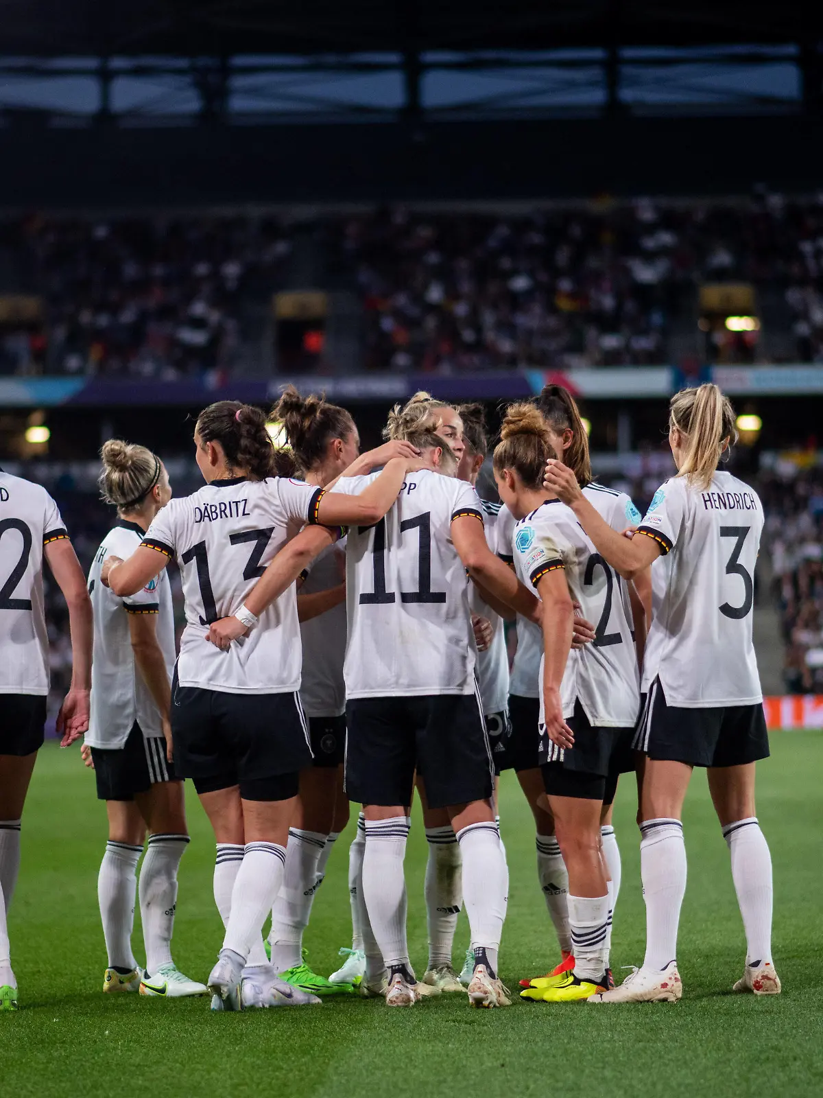  Jule Brand Deutschland 22, Sara Daebritz Deutschland 13, Alexandra Popp Deutschland 11, Lina Magull Deutschland 20, Kathrin Hendrich Deutschland 3 jubeln ueber das Tor zum 1:0, GBR, Deutschland vs. Frankreich, Fussball UEFA Womens EURO 2022, 27.07.2022, Halbfinale GBR, Deutschland vs. Frankreich, Fussball UEFA Womens EURO 2022, 27.07.2022, Halbfinale Milton Keynes *** Jule Brand Germany 22 , Sara Daebritz Germany 13 , Alexandra Popp Germany 11 , Lina Magull Germany 20 , Kathrin Hendrich Germany 3 cheer over goal to make it 1 0, GBR, Germany vs France, Football UEFA Womens EURO 2022, 27 07 2022, Semi Final GBR, Germany vs France, Football UEFA Womens EURO 2022, 27 07 2022, Semi Final Milton Keynes Copyright: xEibner/Memmlerx EP_MMR