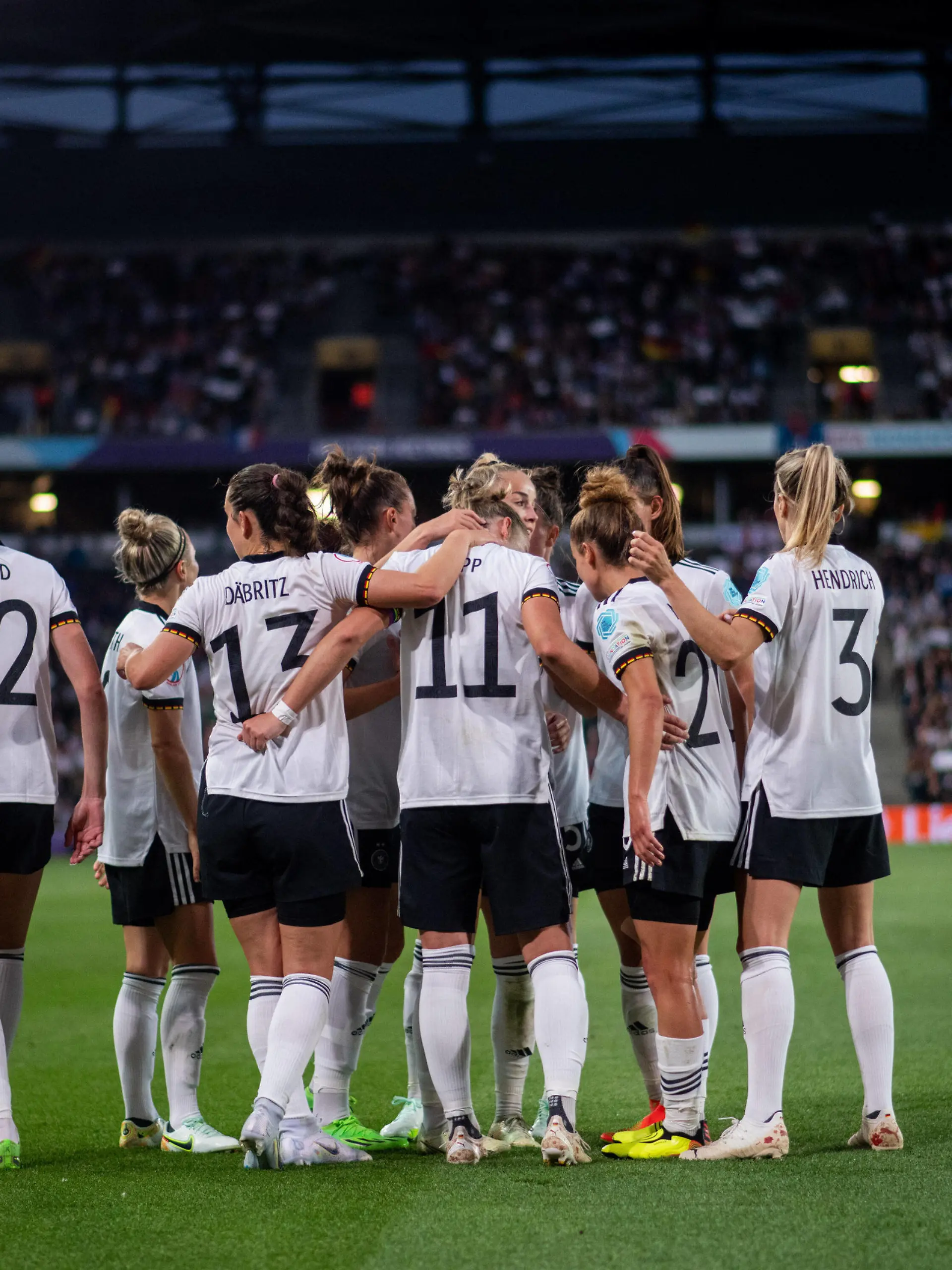  Jule Brand Deutschland 22, Sara Daebritz Deutschland 13, Alexandra Popp Deutschland 11, Lina Magull Deutschland 20, Kathrin Hendrich Deutschland 3 jubeln ueber das Tor zum 1:0, GBR, Deutschland vs. Frankreich, Fussball UEFA Womens EURO 2022, 27.07.2022, Halbfinale GBR, Deutschland vs. Frankreich, Fussball UEFA Womens EURO 2022, 27.07.2022, Halbfinale Milton Keynes *** Jule Brand Germany 22 , Sara Daebritz Germany 13 , Alexandra Popp Germany 11 , Lina Magull Germany 20 , Kathrin Hendrich Germany 3 cheer over goal to make it 1 0, GBR, Germany vs France, Football UEFA Womens EURO 2022, 27 07 2022, Semi Final GBR, Germany vs France, Football UEFA Womens EURO 2022, 27 07 2022, Semi Final Milton Keynes Copyright: xEibner/Memmlerx EP_MMR