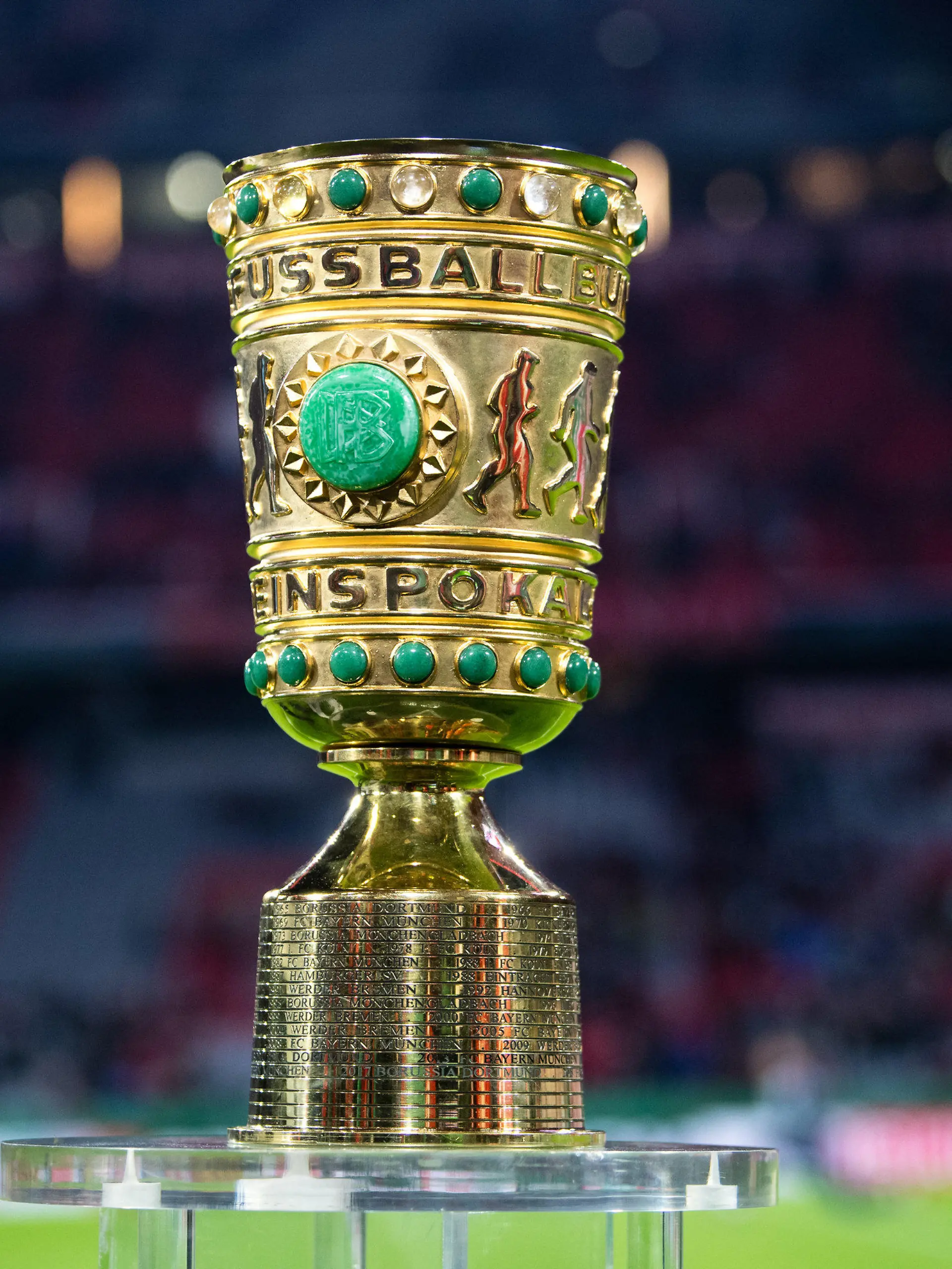 ARCHIV - 05.02.2020, Bayern, München: Fußball: DFB-Pokal, Bayern München - 1899 Hoffenheim, Achtelfinale in der Allianz Arena. Der DFB-Pokal steht vor Spielbeginn während eines Interviews am Spielfeldrand. (zu dpa «Pokal als Cup der Außenseiter - Duell der Andersdenkenden in Berlin») Foto: Matthias Balk/dpa - WICHTIGER HINWEIS: Gemäß den Vorgaben der DFL Deutsche Fußball Liga bzw. des DFB Deutscher Fußball-Bund ist es untersagt, in dem Stadion und/oder vom Spiel angefertigte Fotoaufnahmen in Form von Sequenzbildern und/oder videoähnlichen Fotostrecken zu verwerten bzw. verwerten zu lassen. +++ dpa-Bildfunk +++