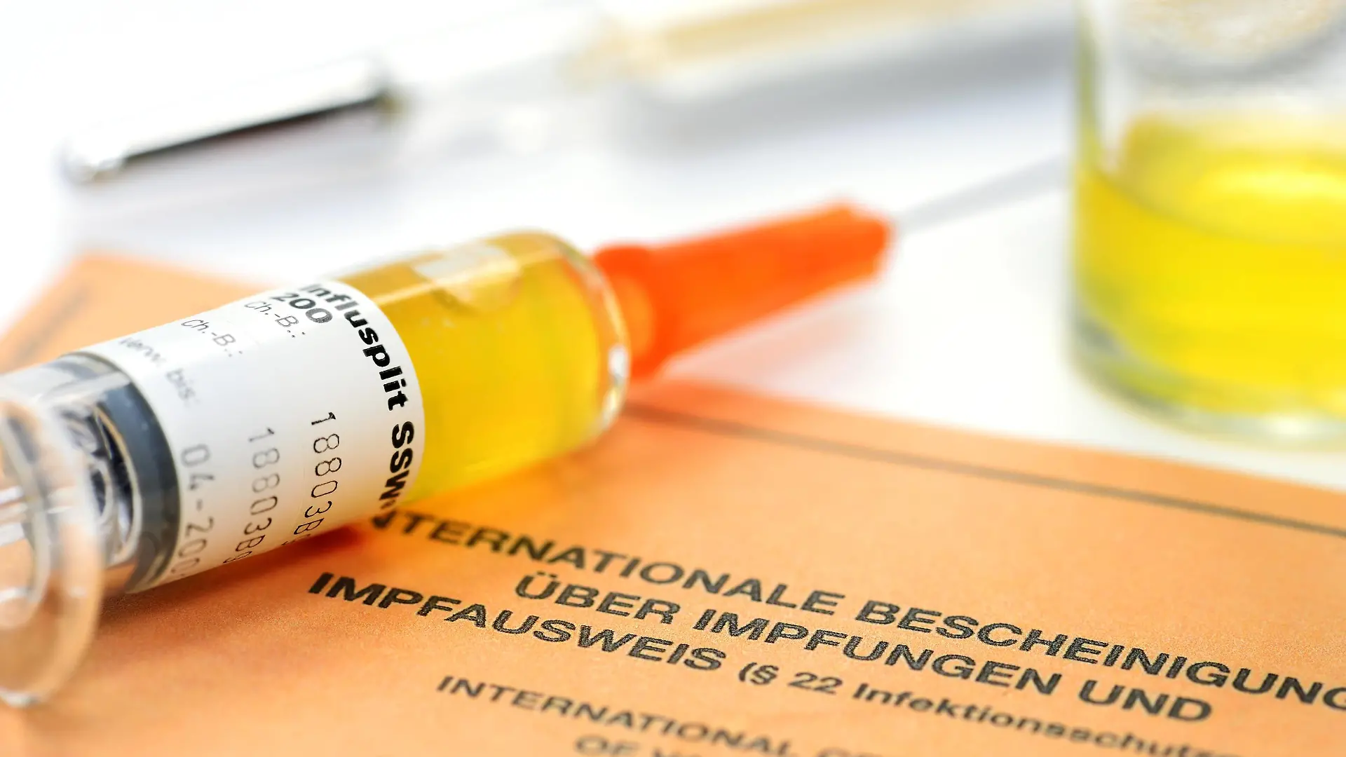 Impfspritze auf Impfausweis