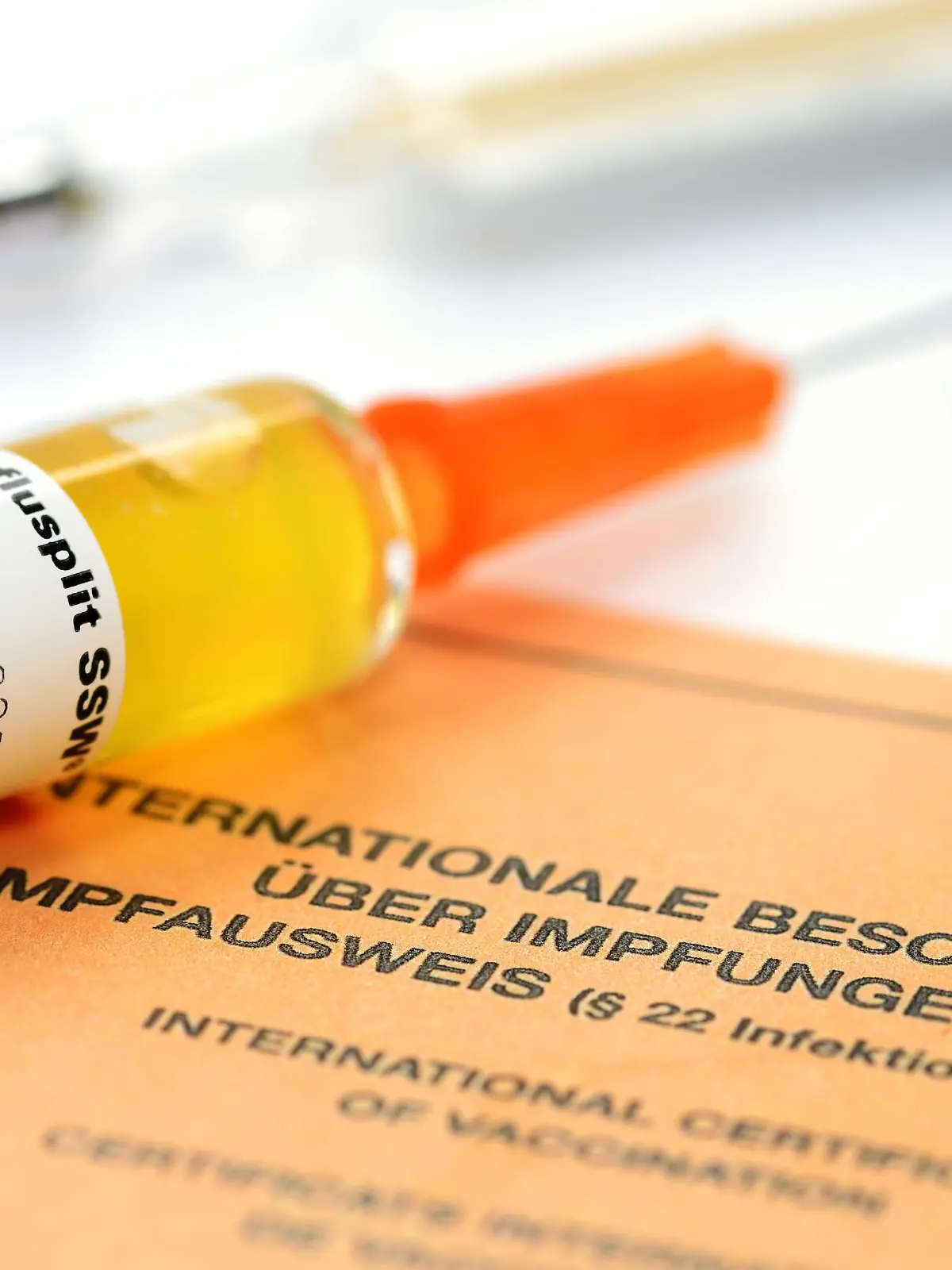  Impfspritze auf Impfausweis