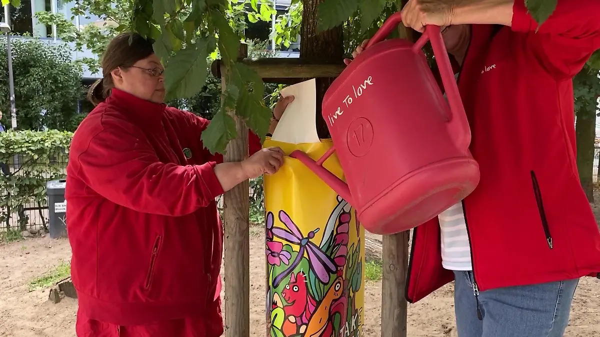 Bis zu 90 Liter Wasser passen in die Säcke.